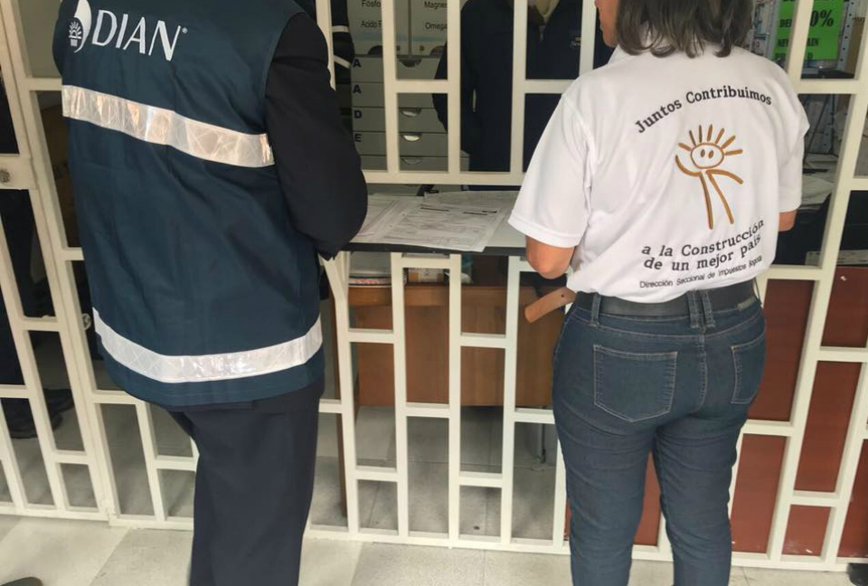 Unos 2.775 servidores públicos le deben a la DIAN $21.052 millones