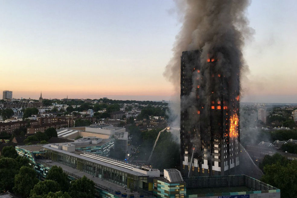Gobierno británico pide perdón por reacción al incendio de edificio en Londres