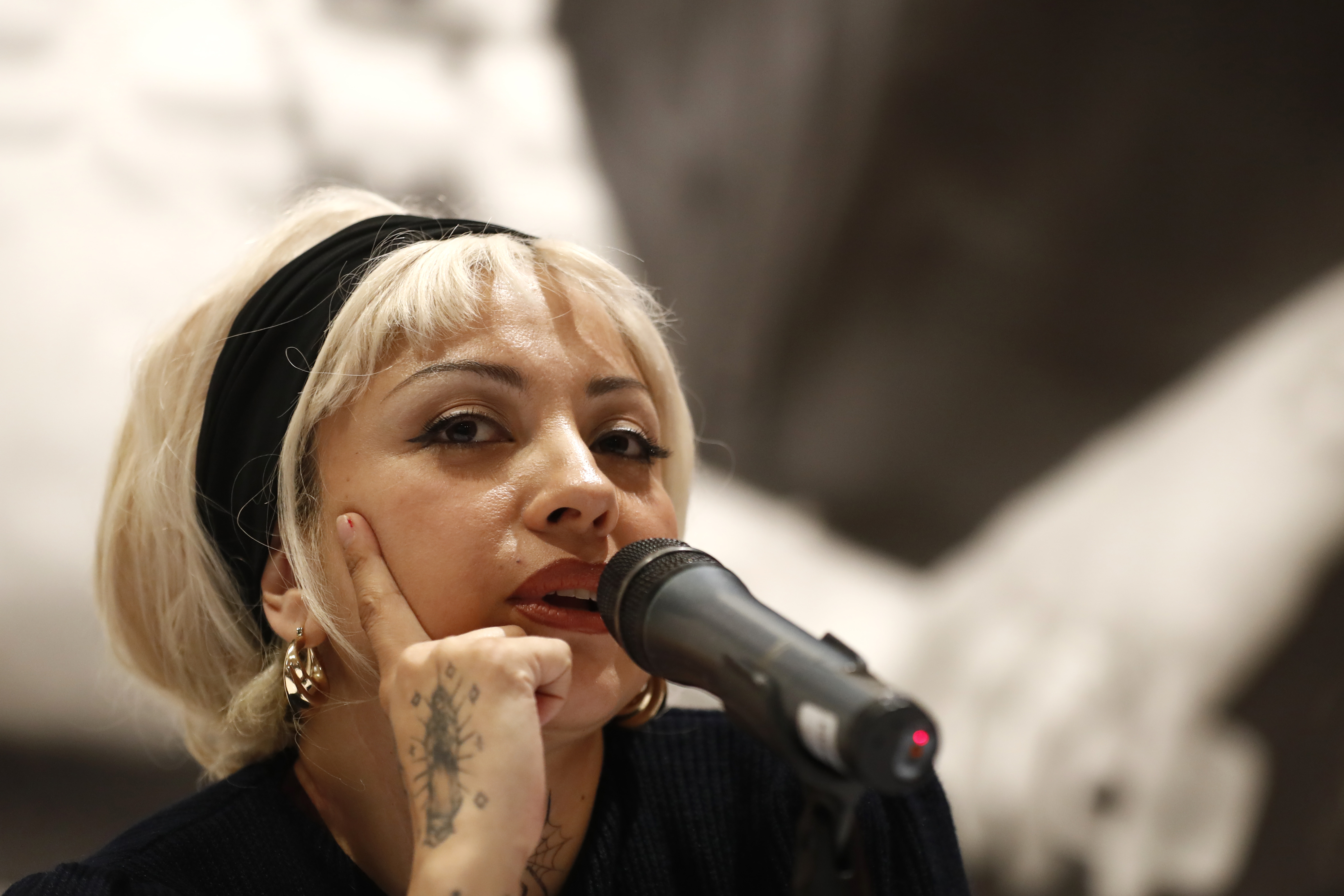 Mon Laferte reivindica el legado de Violeta Parra con una exposición