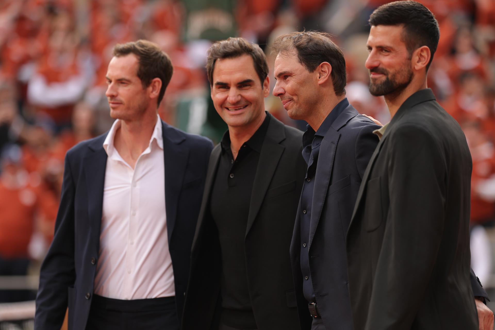 PARIS (France), 25/05/2025.- Tennis players Roger Federer of Switzerland (2L), Novak Djokovic of Serbia (R) and Andy Murray of Britain (L) attend Spanish Rafael Nadal's (2R) honouring ceremony at the Court Philippe Chatrier at the French Open Grand Slam tennis tournament at Roland Garros in Paris, France, 25 May 2025. Nadal made his first appearance at the French Open in 2005 and won the title 14 times. (Tenis, Abierto, Francia, Suiza, Reino Unido) EFE/EPA/TERESA SUAREZ
