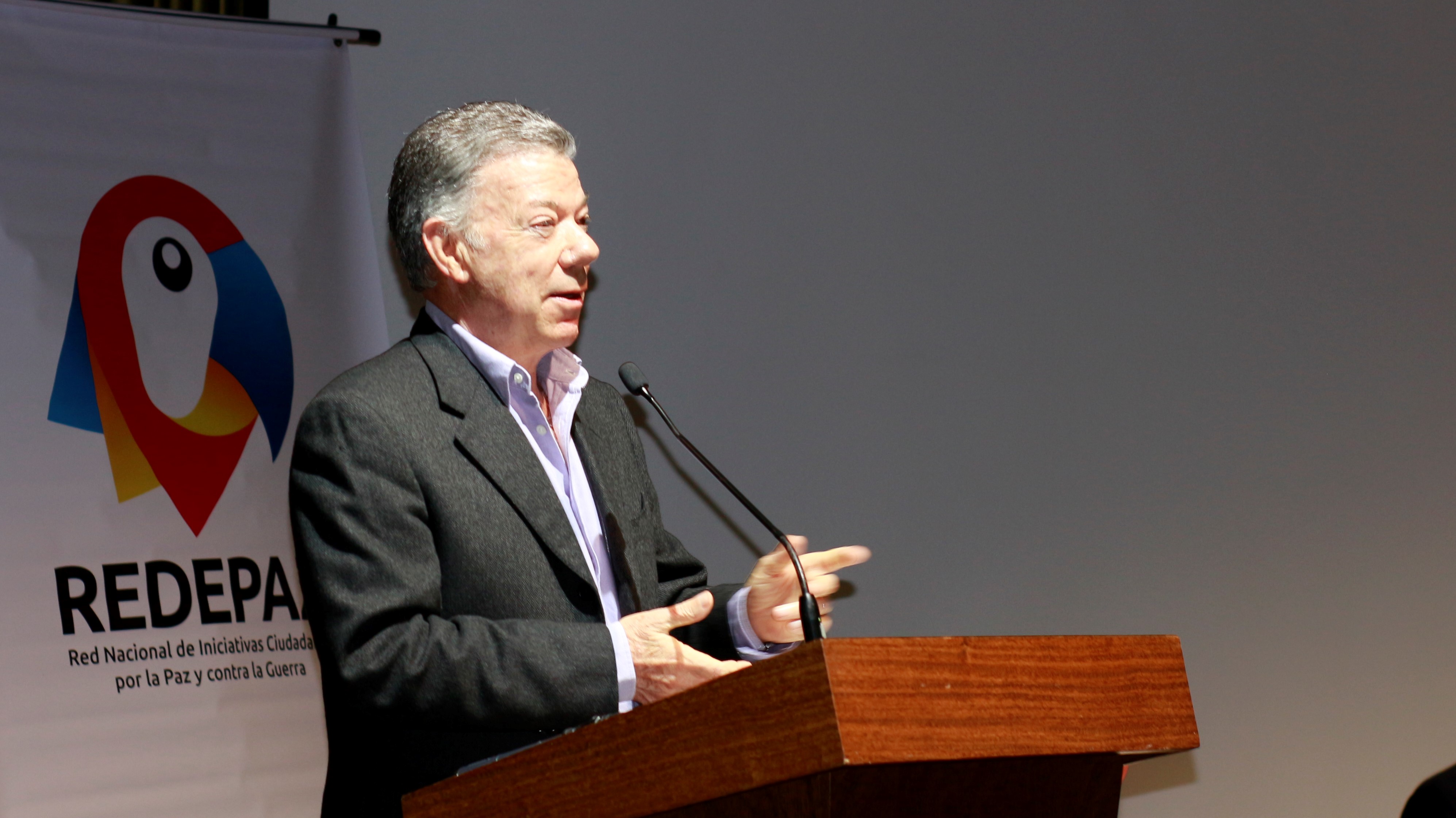 “Tras 4 años con freno de mano, Gobierno debe poner acelerador a la paz”: Santos
