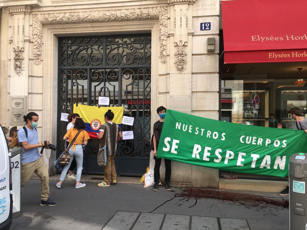 Los activistas se reunieron al frente del consulado de Colombia en París, ubicado en los Campos Elíseos.