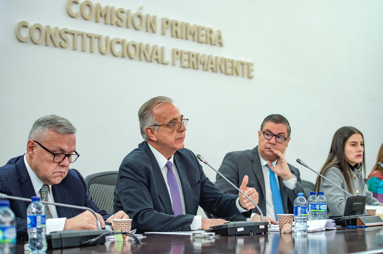 Eliminación del servicio militar obligatorio sería gradual, dice ministro de Defensa