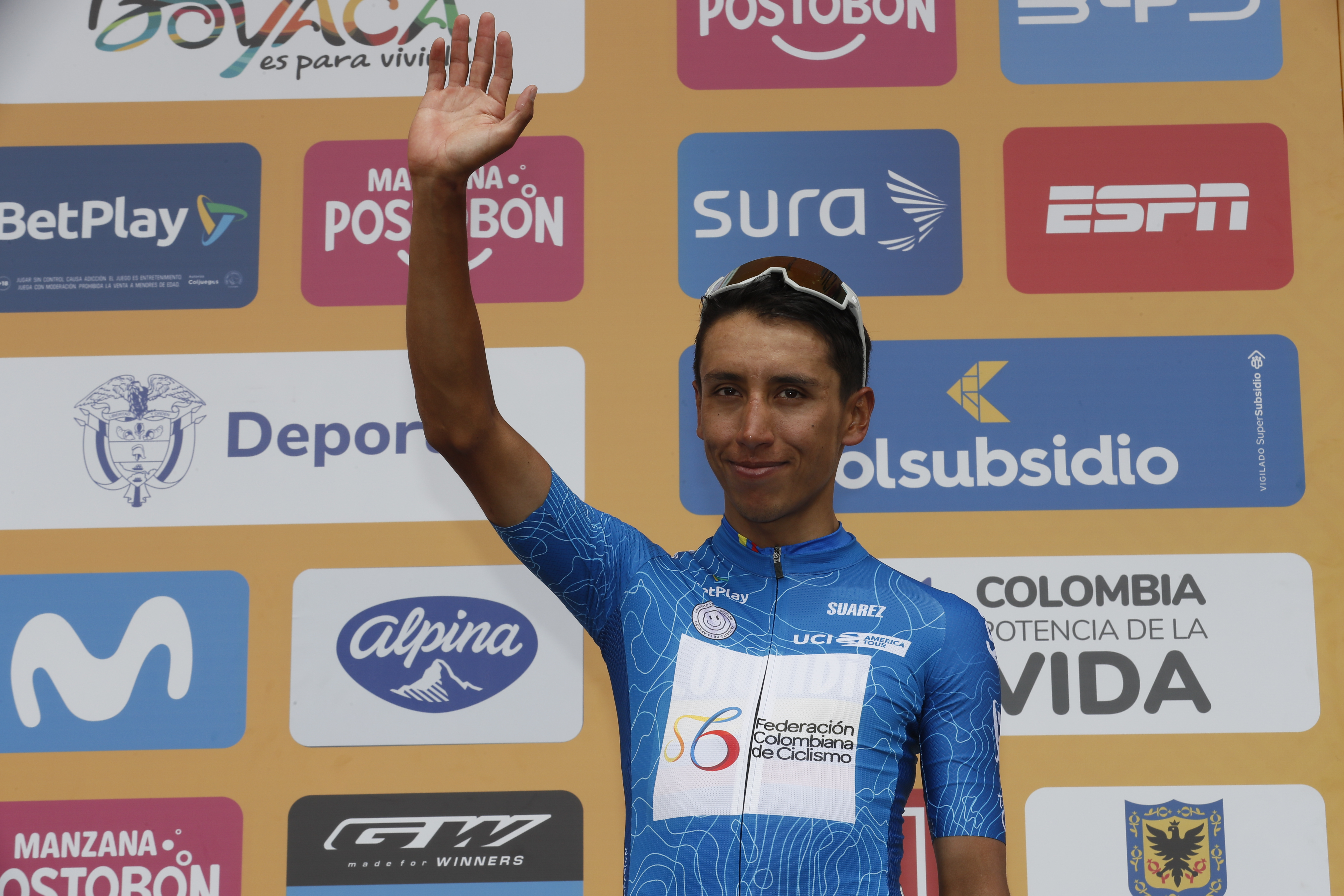 AMDEP6660. TUNJA (COLOMBIA), 08/02/2024.- El corredor colombiano Egan Bernal posa con la camiseta del Más Votado en el podio luego de la tercera etapa de la carrera ciclística Tour Colombia 2024 hoy, en Tunja (Colombia). EFE/ Carlos Ortega