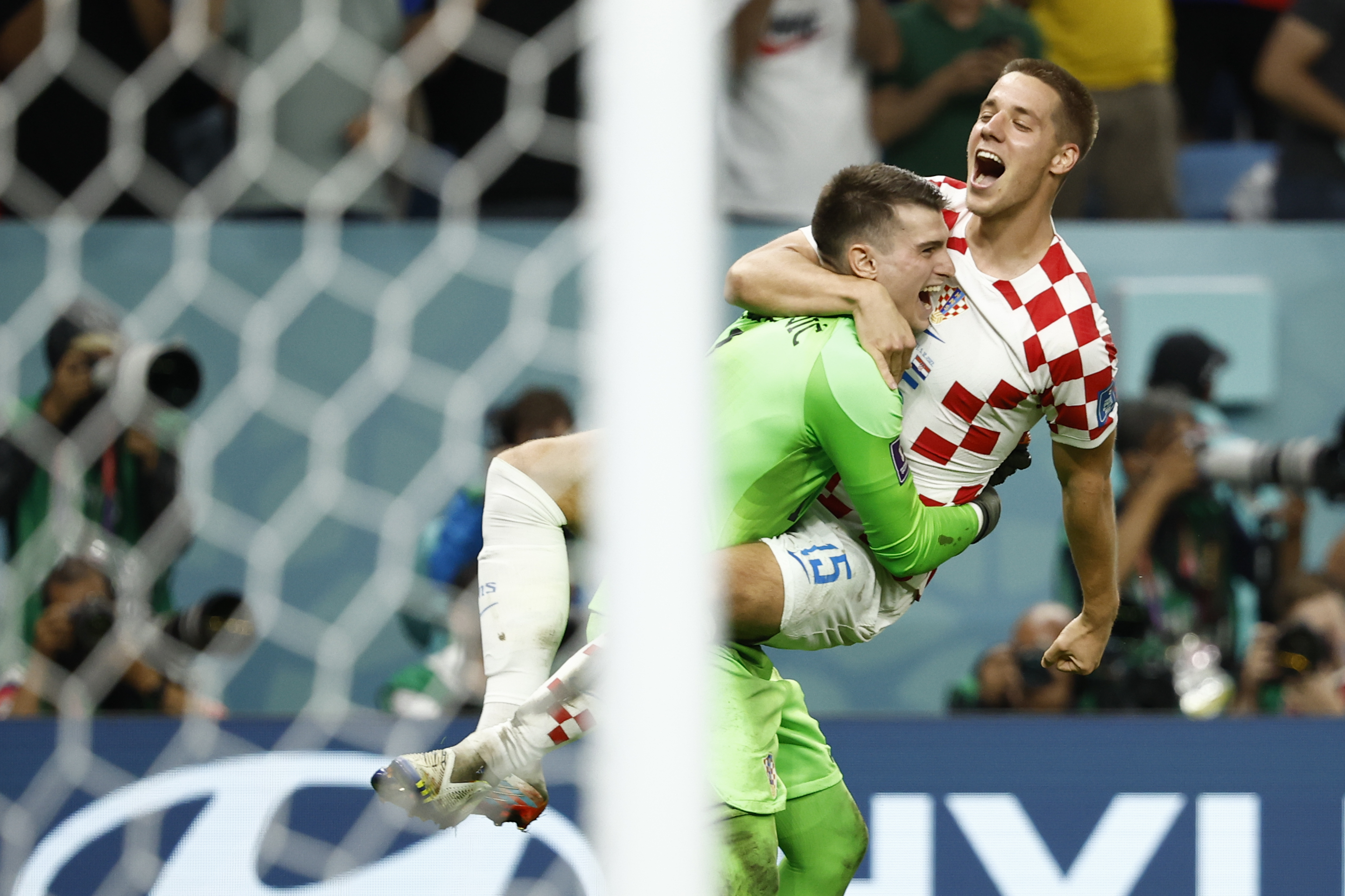 GR1107. AL WAKRAH (CATAR), 05/12/2022.- Dominik Livakovic (i) y Mario Pašalić de Croacia celebran al ganar hoy, en la serie de penaltis en un partido de los octavos de final del Mundial de Fútbol Qatar 2022 entre Japón y Croacia en el estadio Al Janoub en Al Wakrah (Catar). EFE/ José Méndez