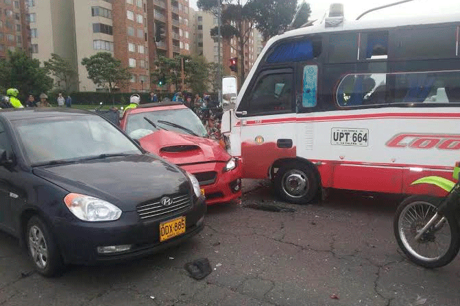 Ocho heridos dejó choque múltiple en la avenida Boyacá