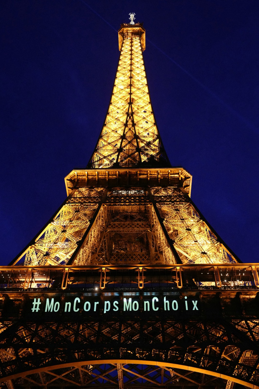 Este lunes, Francia logró que el aborto esté en su Constitución, algo que ningún otro país había hecho hasta ahora. En Francia, el aborto ya no es solo un derecho, sino un derecho constitucional. Es decir, hace parte de las leyes fundamentales que rigen al Estado y por eso, es  debe garantizarse y protegerse de manera especial.