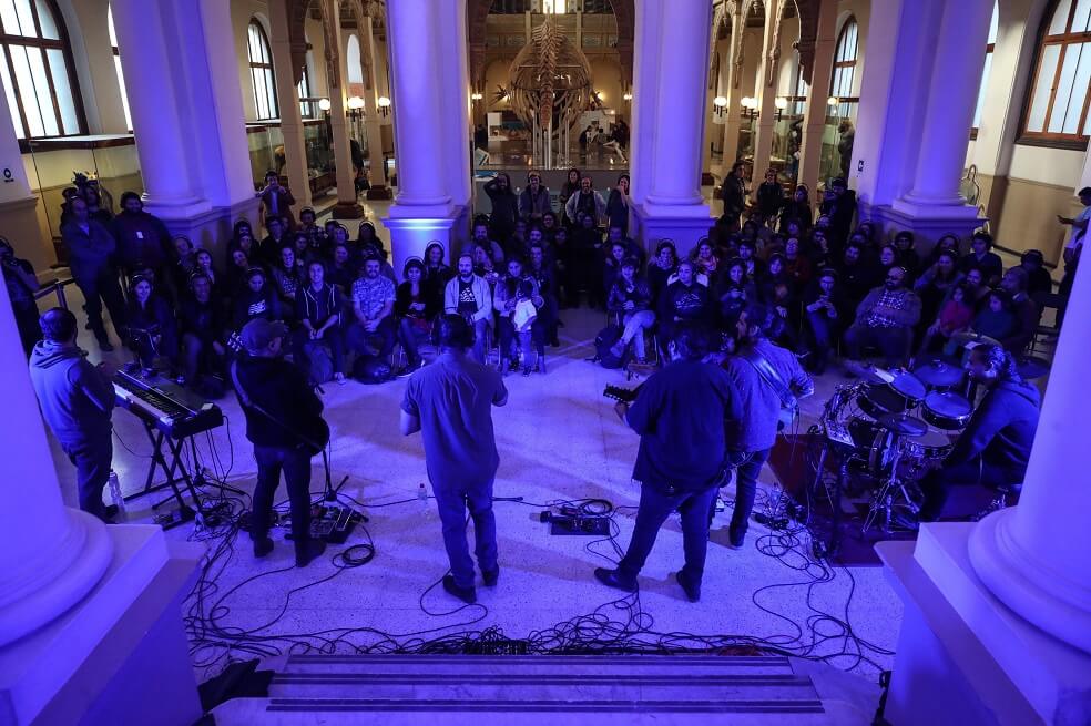 Conciertos “silenciosos”, una forma de llevar música a los edificios en Chile