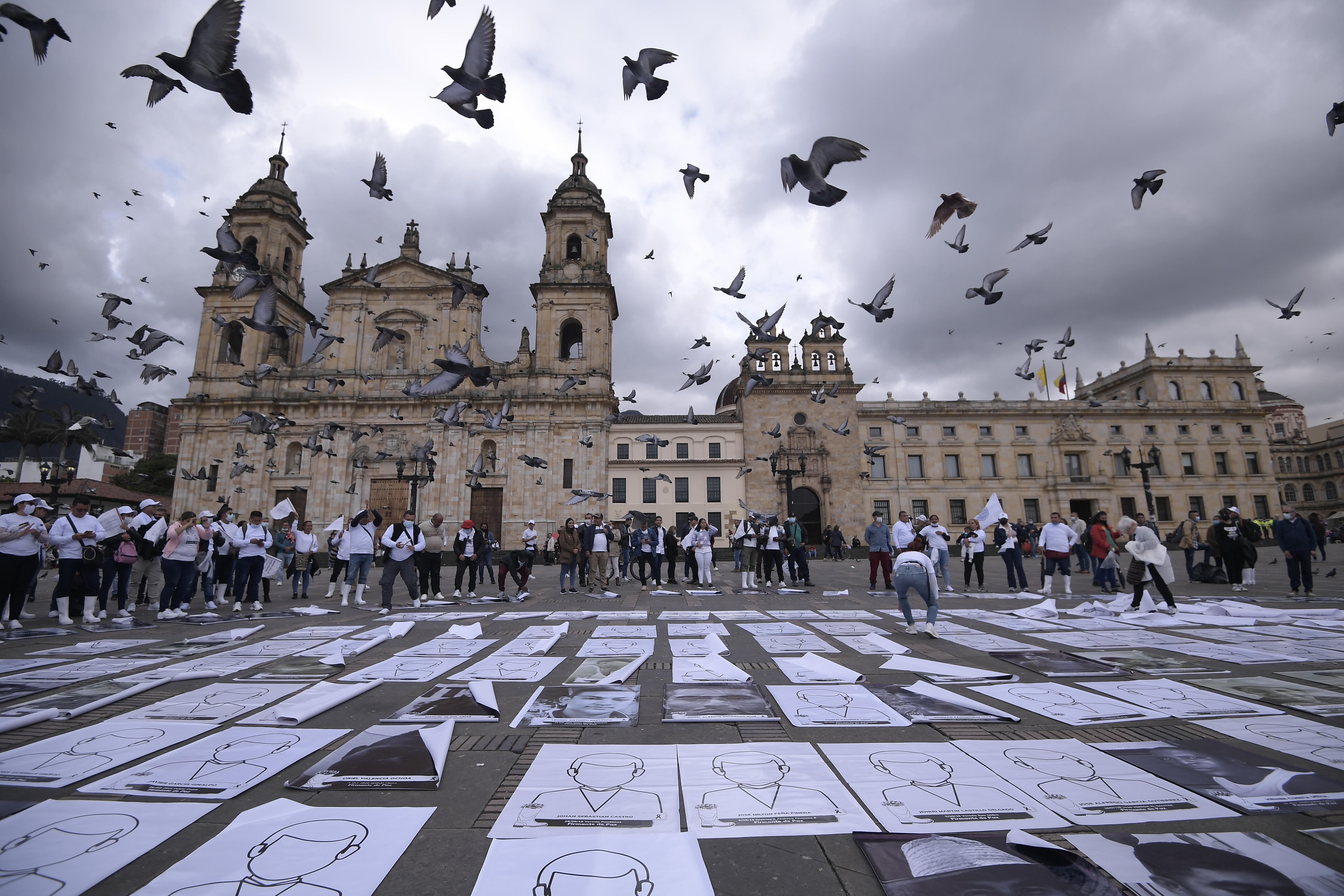 Este 7 de marzo, excombatientes de las Farc provenientes de distintas regiones del país convocaron una peregrinación en Bogotá para rechazar los asesinatos y amenazas en su contra. A la fecha, son alrededor de 300 firmantes del Acuerdo de Paz asesinados. Los manifestantes se concentraron en el Planetario Distrital y avanzaron hasta la Plaza de Bolívar.