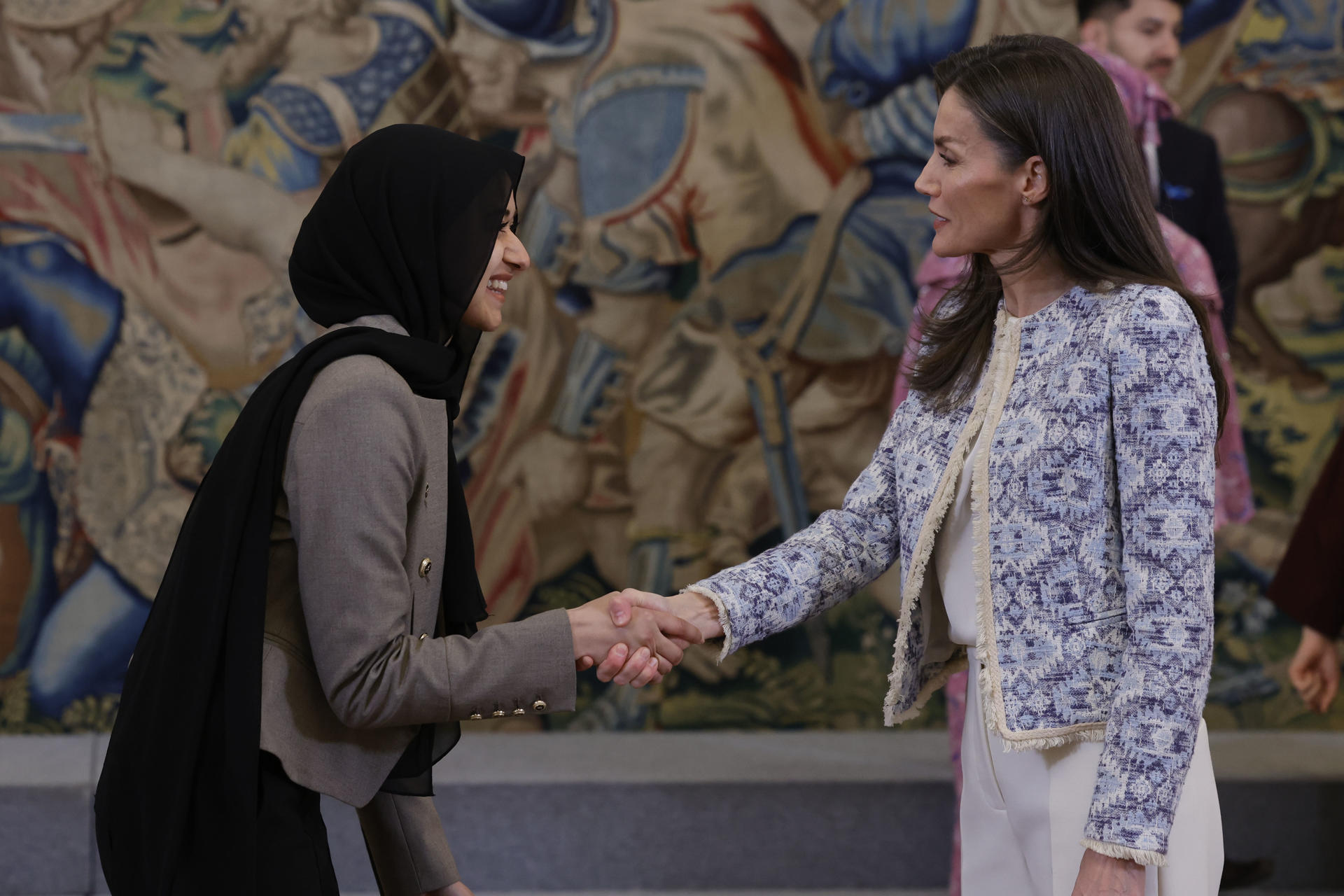 ¡Se vale repetir prendas! Así lo hace la reina Letizia con su chaqueta