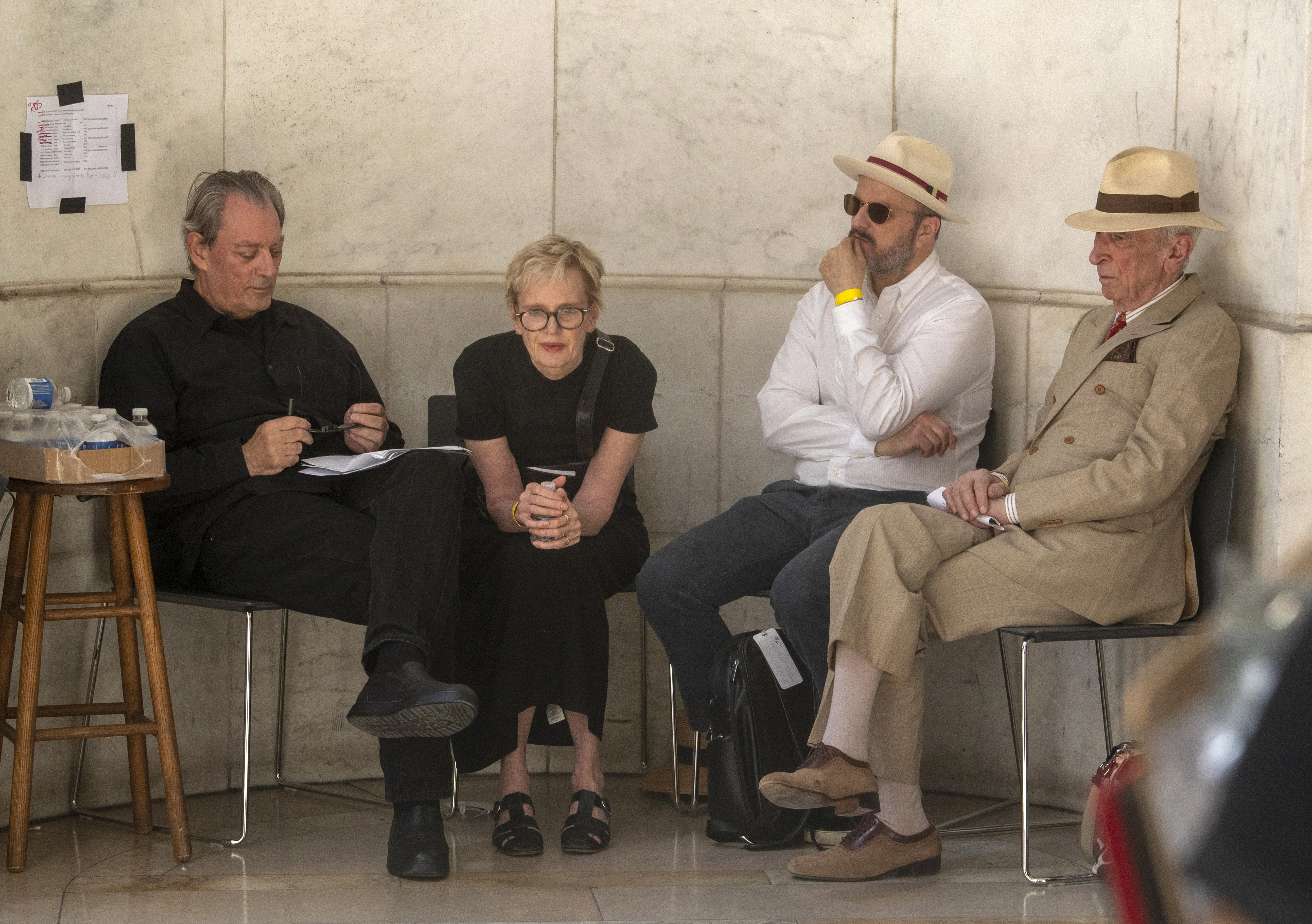 Los escritores Paul Auster, Siri Hustvedt, Colum McCann y Gay Talese estuvieron presentes en el evento "Stand with Salman: Defend the freedom to write" para leer las obras de Salman Rushdie frente al edificio Stephen A. Schwarzman de la Biblioteca Pública de Nueva York.