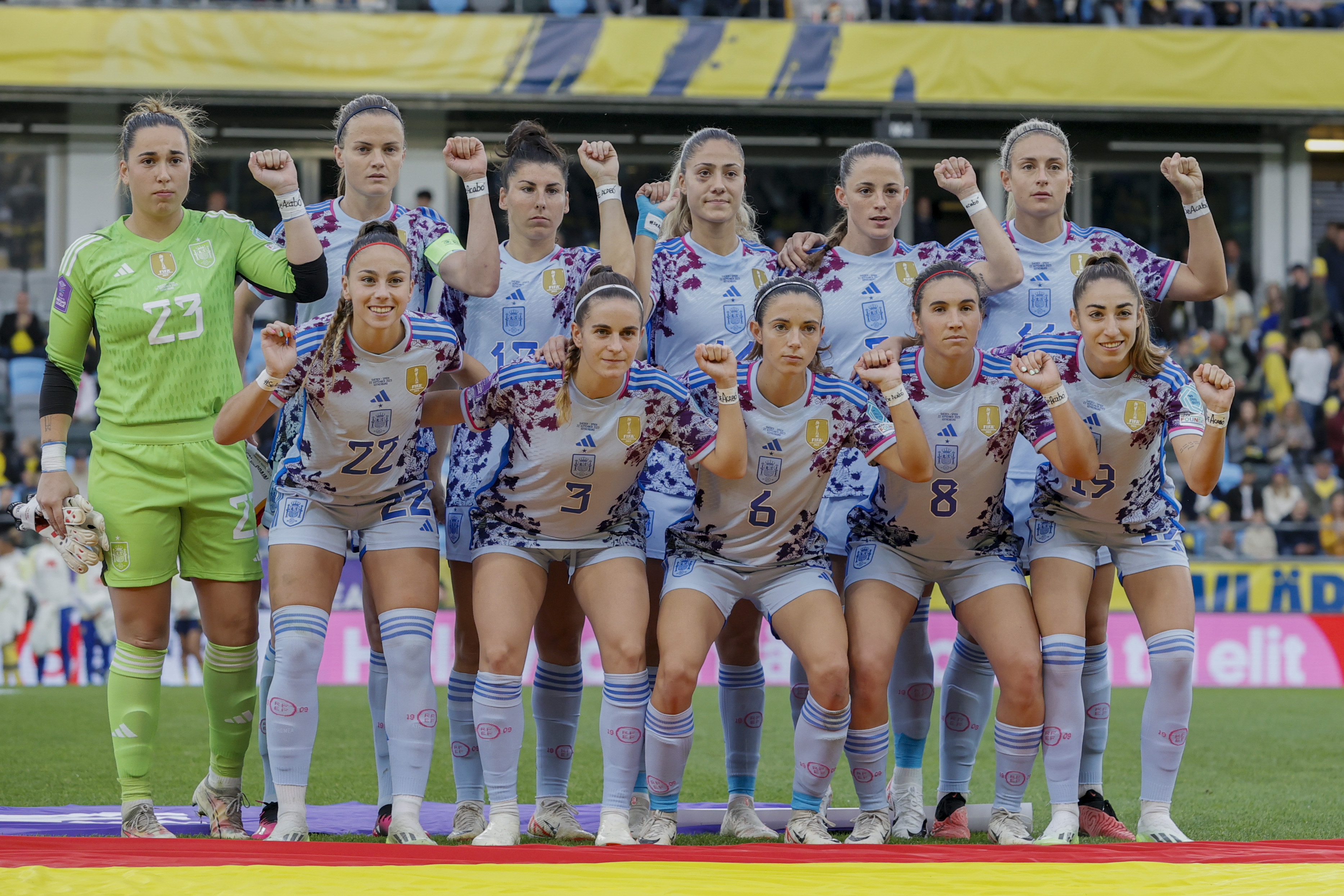 GOTEMBURGO (SUECIA), 22/09/2023.- El once inicial de la selección española de fútbol posa con una pulsera en la que se lee "Se Acabo" este viernes, en el partido de la Liga de las Naciones, entre Suecia y España, en Gotemburgo. EFE/ Juan Carlos Cárdenas