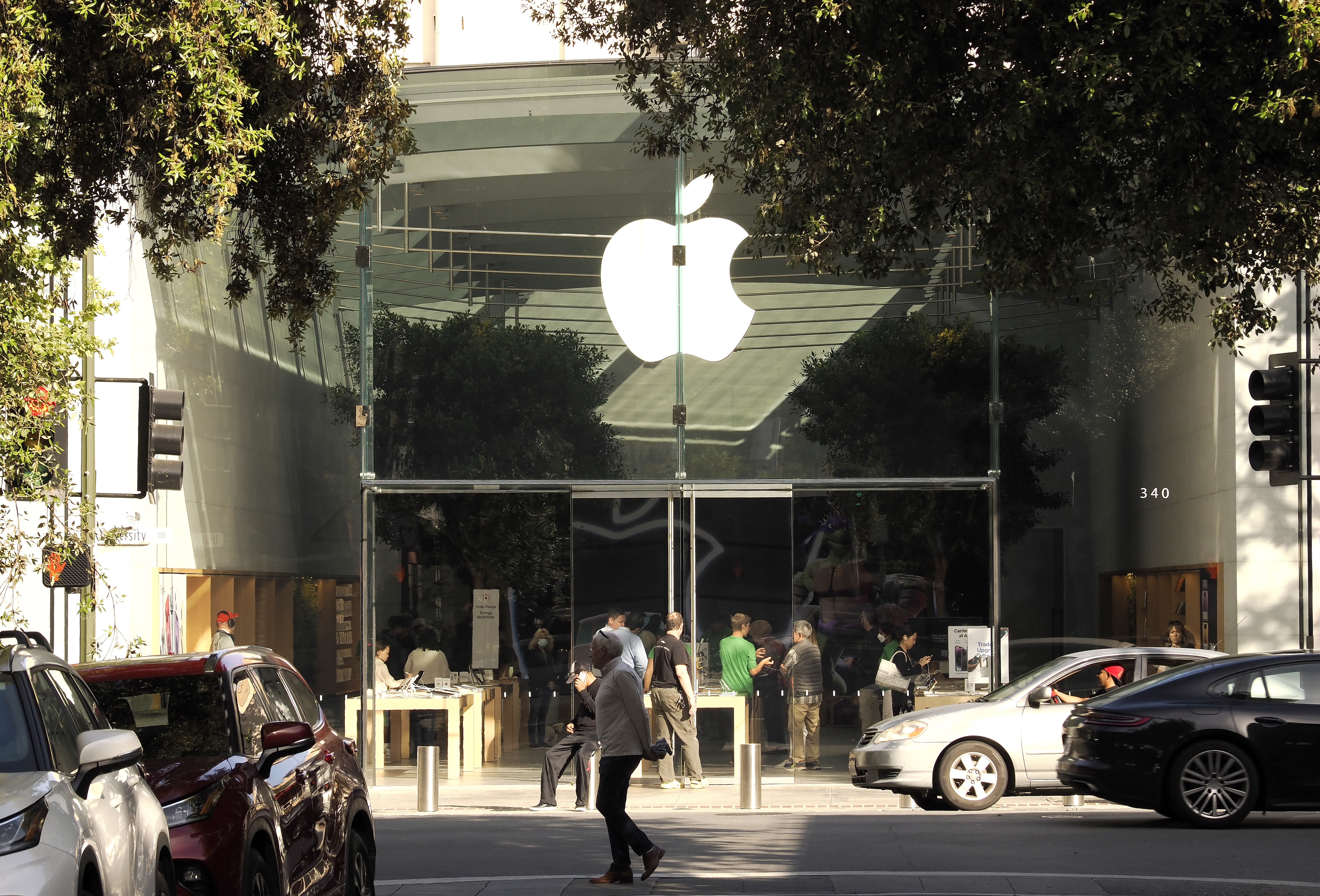 Apple no habla de inteligencia artificial: ¿discreción o atraso?