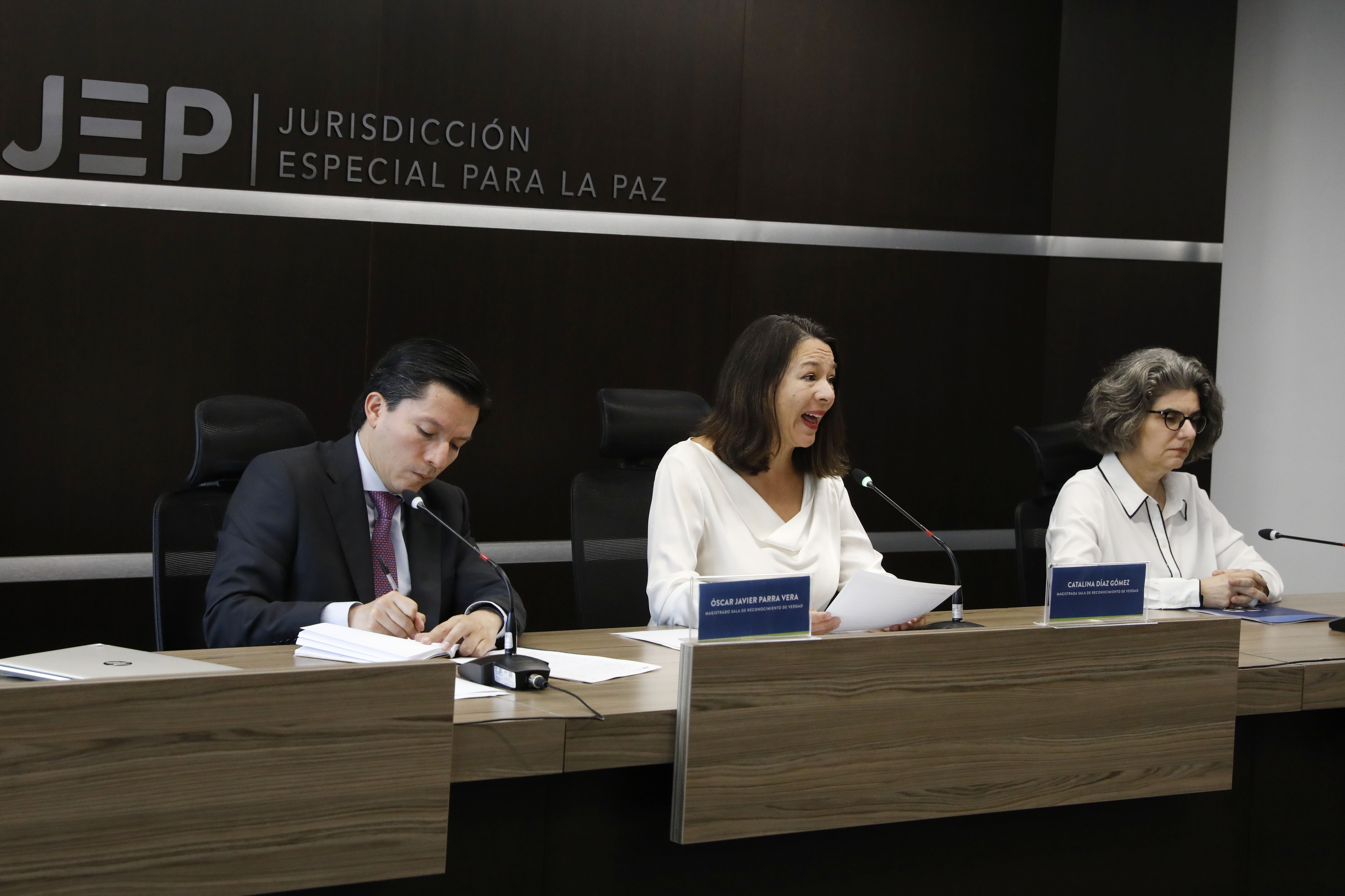 BOG400. BOGOTÁ (COLOMBIA), 30/08/2023.- Los magistrados de la Jurisdicción Especial para la Paz (JEP), Óscar Javier Parra (i), Catalina Díaz (c) y Julieta Lemaitre (d) ofrecen una rueda de prensa hoy, en Bogotá (Colombia). La Jurisdicción Especial para la Paz (JEP) imputó este miércoles por primera vez a un excomandante del Ejército colombiano, al acusar al general retirado Mario Montoya, junto a otros 8 militares, de 130 ejecuciones extrajudiciales de jóvenes inocentes (los conocidos en Colombia como "falsos positivos") en el noroccidente del país. EFE/ Carlos Ortega