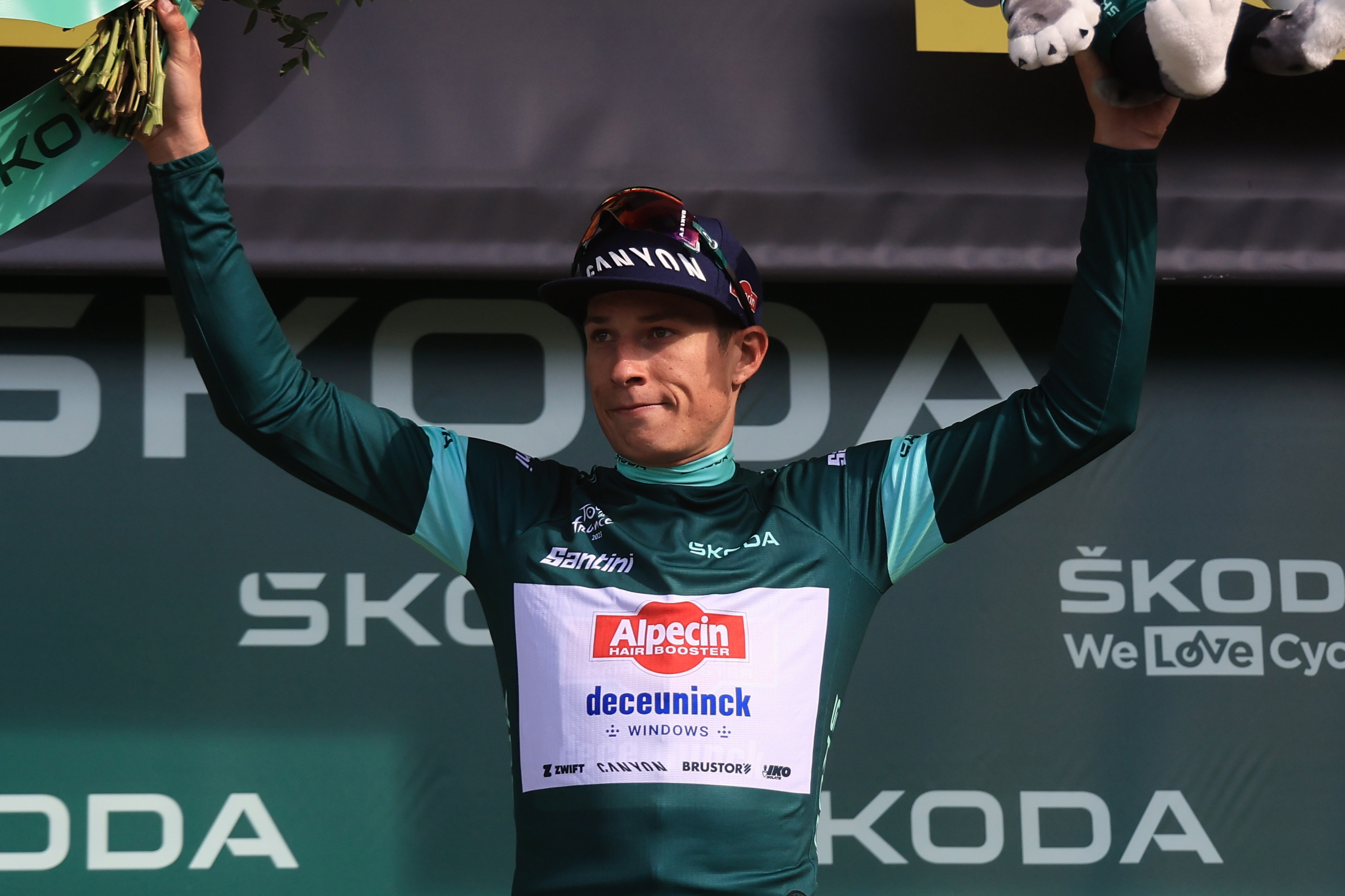 Courchevel (France), 19/07/2023.- Belgian rider Jasper Philipsen of team Alpecin-Deceuninck celebrates on the podium retaining the best sprinter's green jersey after the 17th stage of the Tour de France 2023, a 166kms race from Saint-Gervais Mont-Blanc to Courchevel, France, 19 July 2023. (Ciclismo, Francia) EFE/EPA/MARTIN DIVISEK