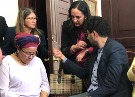 De pie, María Fernanda Cabal, del Centro Democrático, conversa con Iván Cepeda, del Polo Democrático, y Sandra Ramírez y Victoria Sandino, de la FARC.Cortesía“Aún no hay nada”, le gritaba la ministra del Interior a un grupo de periodistas que estaba en uno de los pasillos del Congreso y que le preguntaron, alrededor de las 4 de la tarde, sobre el rumbo de la reunión. Sin embargo, las versiones dentro del Capitolio chocaban entre sí. Algunos mencionaban que había una auténtica “pelotera” en la oficina de Macías, en la que los protagonistas eran Armando Benedetti y Roy Barreras. En ese mismo pasillo, María Fernanda Cabal aceptaba que si el Centro Democrático ya estaba reconociendo la JEP, lo mínimo que se podía pedir era que los militares y policías que llegaran a ella cumplieran con todas la garantías. Aseguraba, por ejemplo, que no permitirían la injerencia de organismos internacionales en asuntos como la selección de los jueces que integrarían las salas.