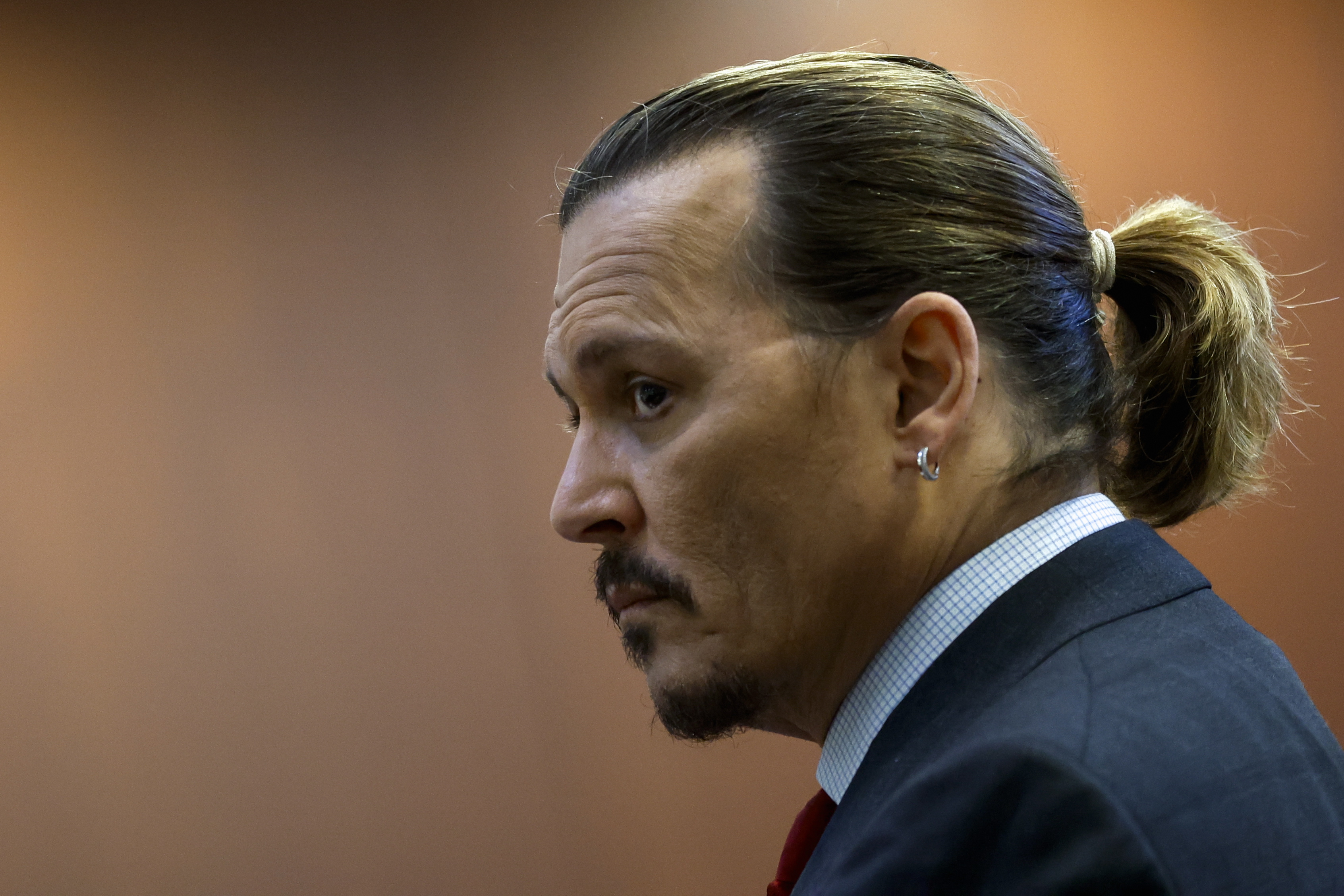 Johnny Depp, acusado por Ellen Barkin de haber sido drogada y abusada por él