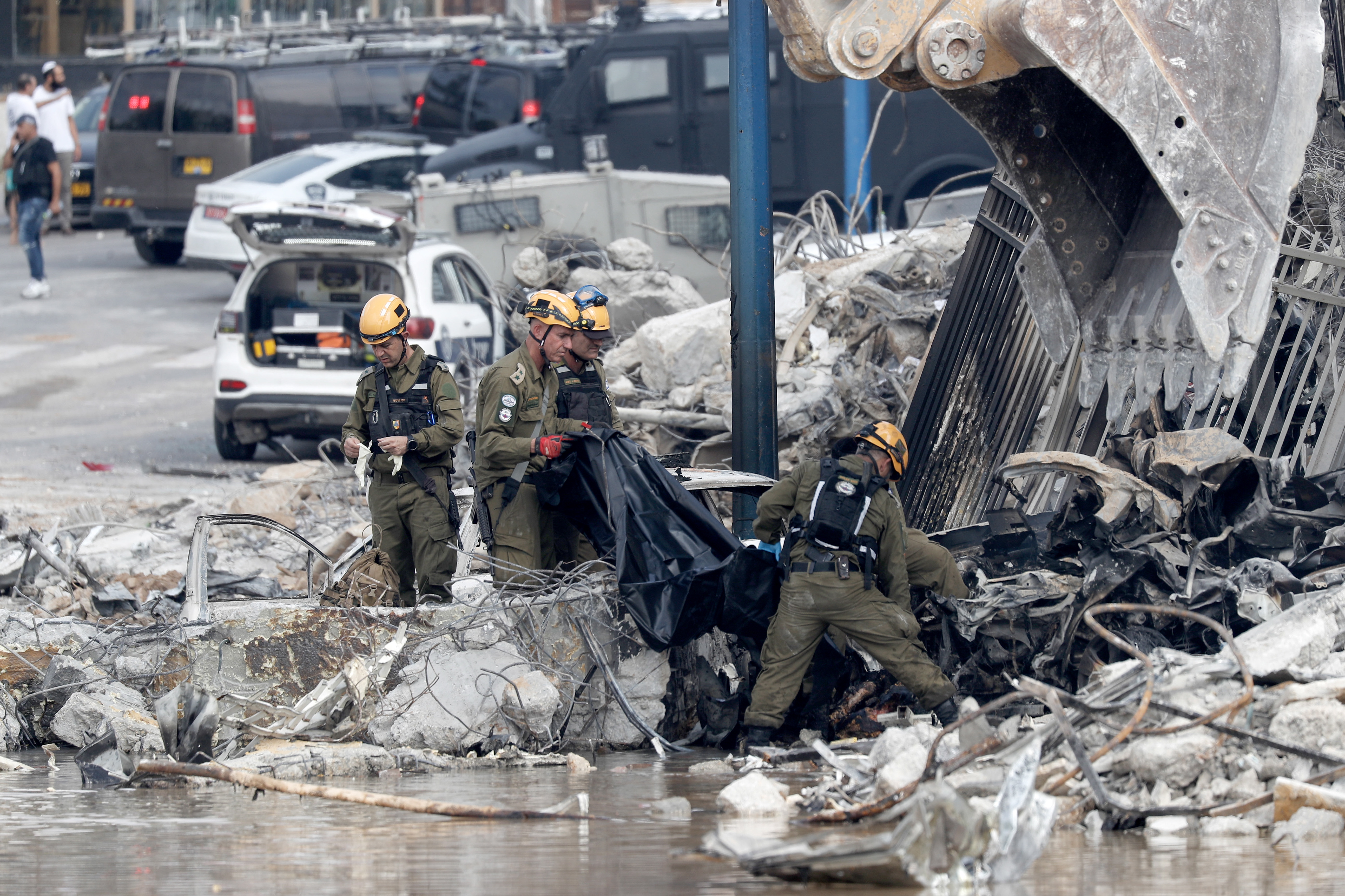Sderot (Israel), 08/10/2023.- Israeli security forces remove a body outside the destroyed police station that was controlled by Hamas militants in the southern city of Sderot, close to the Gaza border, Israel, 08 October 2023. Rocket barrages were launched from the Gaza Strip as of early 07 October in a surprise attack claimed by the Islamist movement Hamas. More than 300 Israelis were killed and over 1,000 left injured in the attacks, the Israeli foreign ministry said. EFE/EPA/ATEF SAFADI