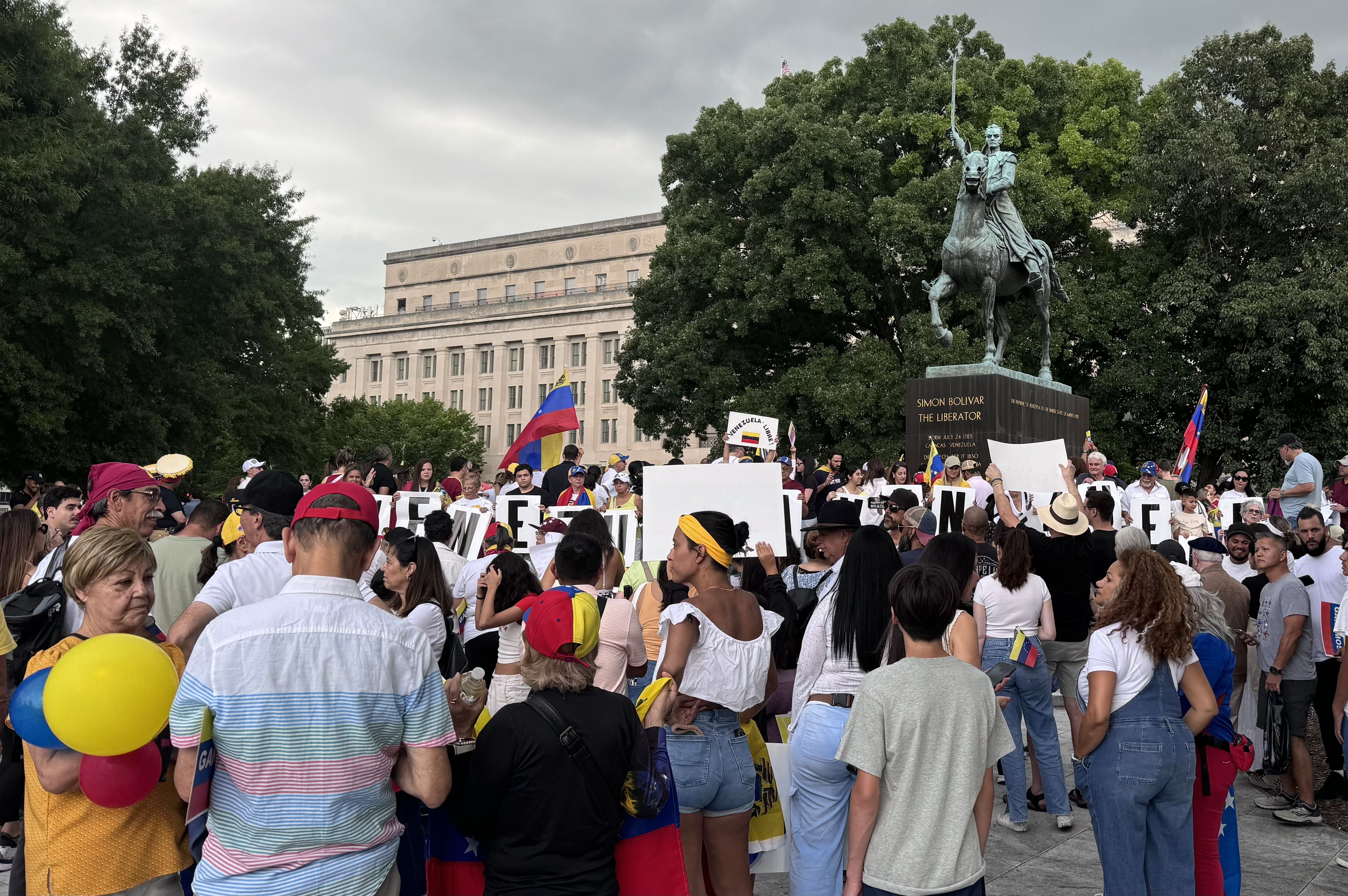 AME1495. WASHINGTON (ESTADOS UNIDOS), 17/08/2024.- Ciudadanos venezolanos que residen en Estados Unidos protestan este sábado, para rechazar los resultados de las elecciones celebradas el 28 julio, frente a la estatua ecuestre de Simón Bolívar en Washington (Estados Unidos). EFE/ Octavio Guzmán