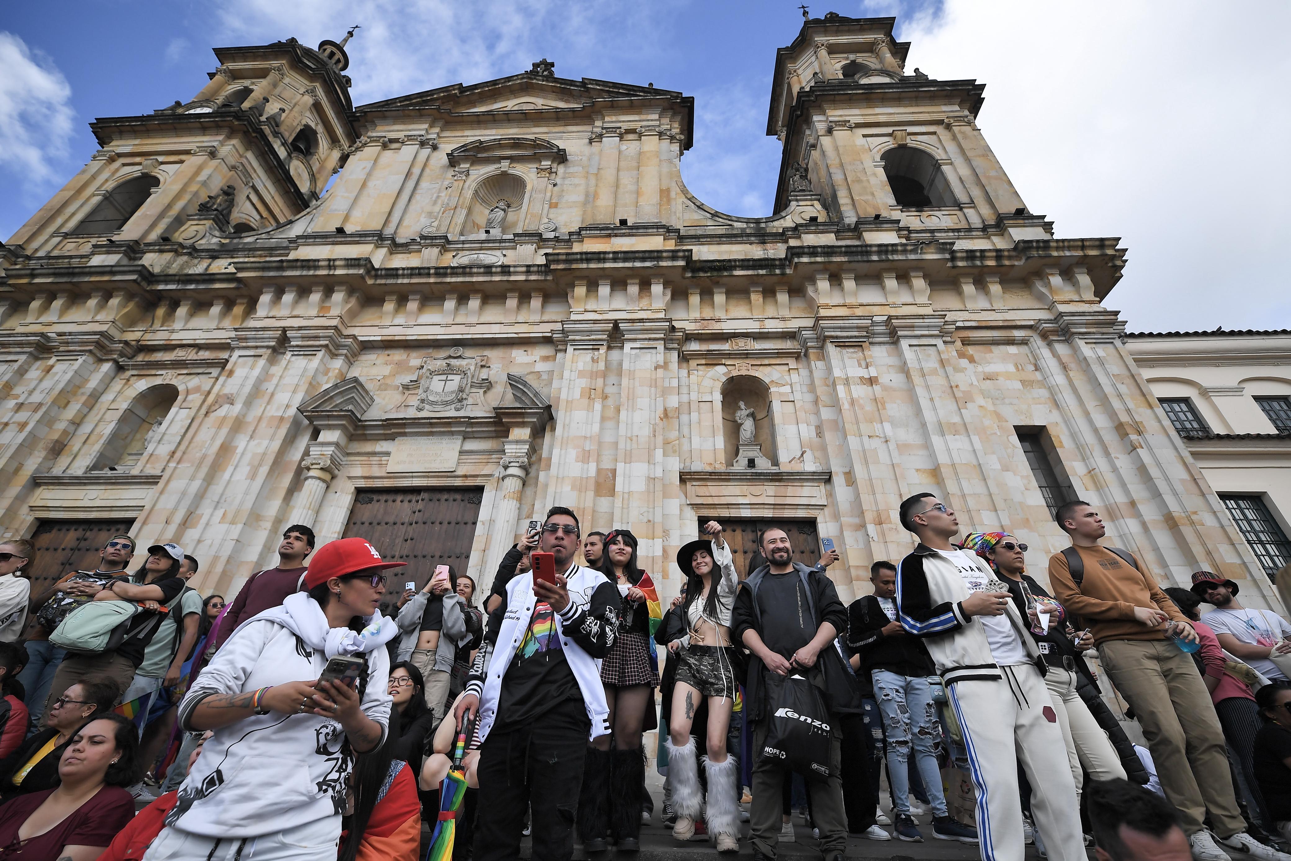 Ante este panorama, las marchas de este año no solo son una manifestación de libertad, sino también son una exigencia por transformaciones profundas y urgentes a nivel político y social, para garantizar el respeto, la dignidad y la igualdad para esta población.