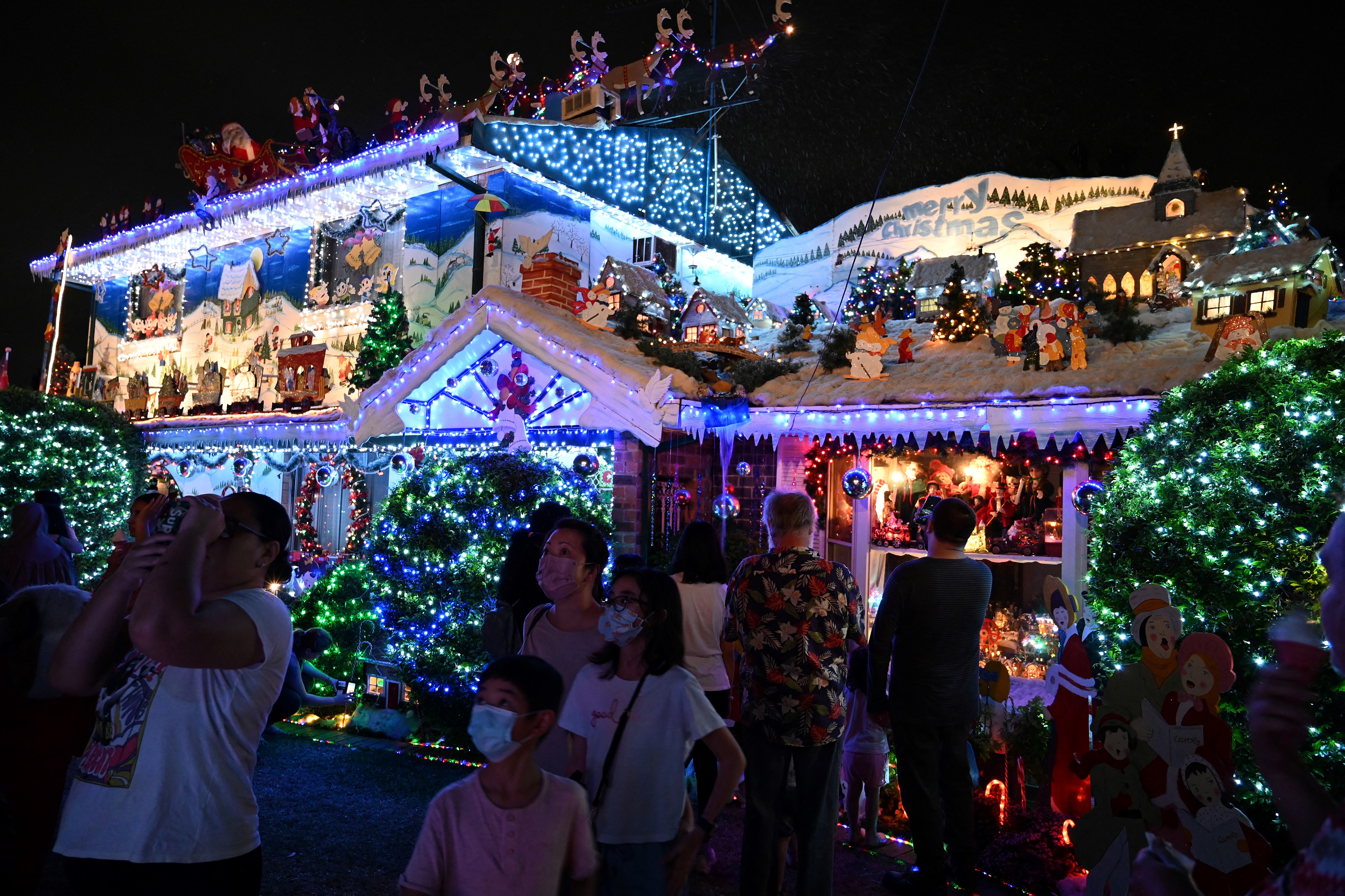 Australia: los residentes del oeste de Sydney visitando una casa decorada con luces y adornos festivos antes de Navidad.