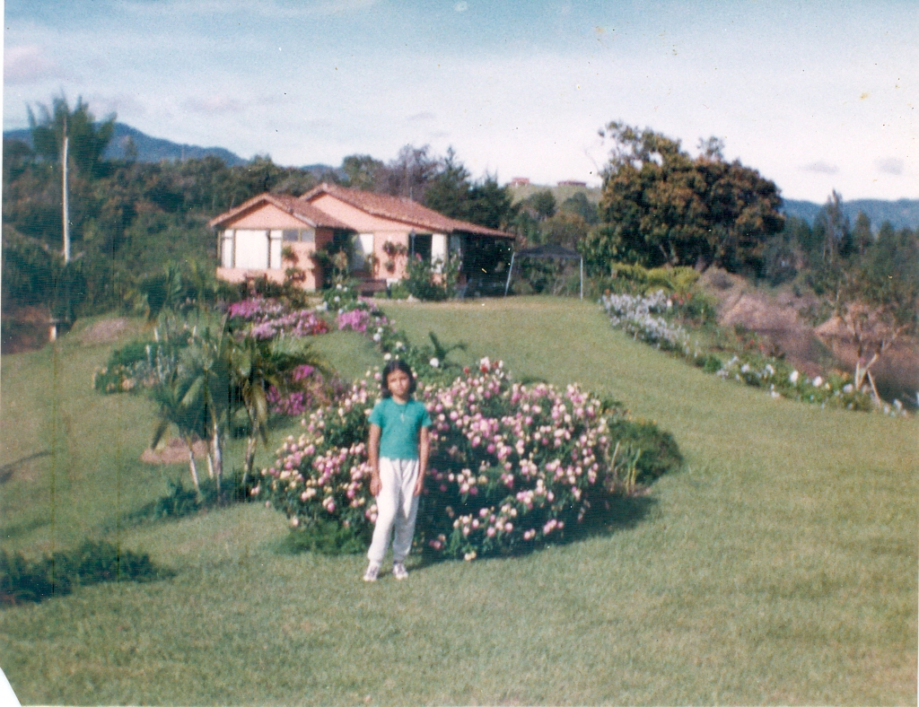 Marcela Ramírez en la finca donde pasó su infancia, atravesada por el conflicto armado.