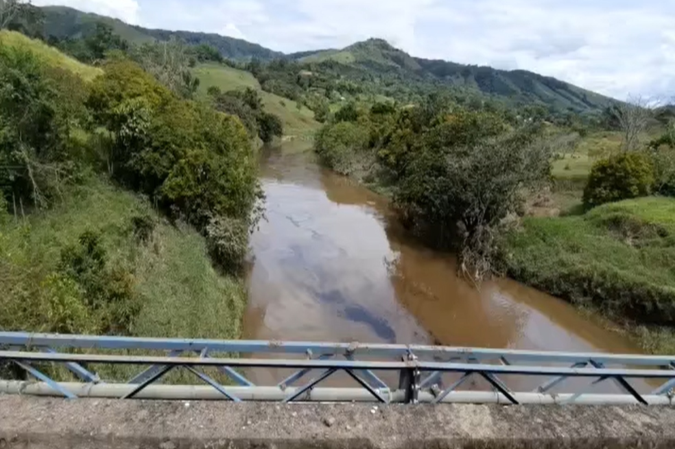 Santander: emergencia por derrame de 4.000 galones de combustible en el río Oibita
