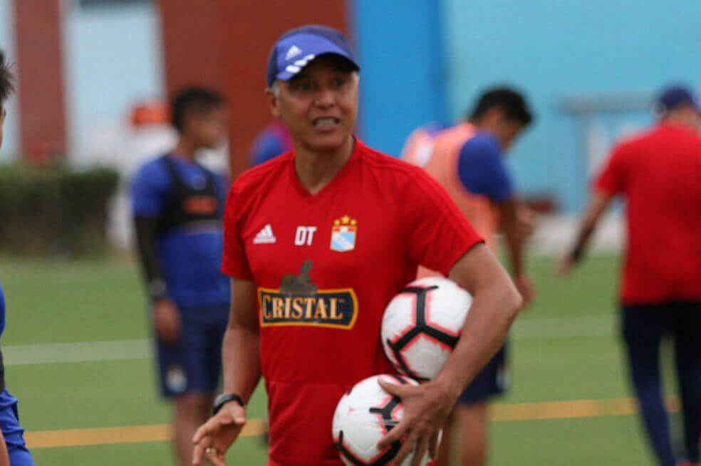 Alexis Mendoza duró dos partidos como técnico del Sporting Cristal
