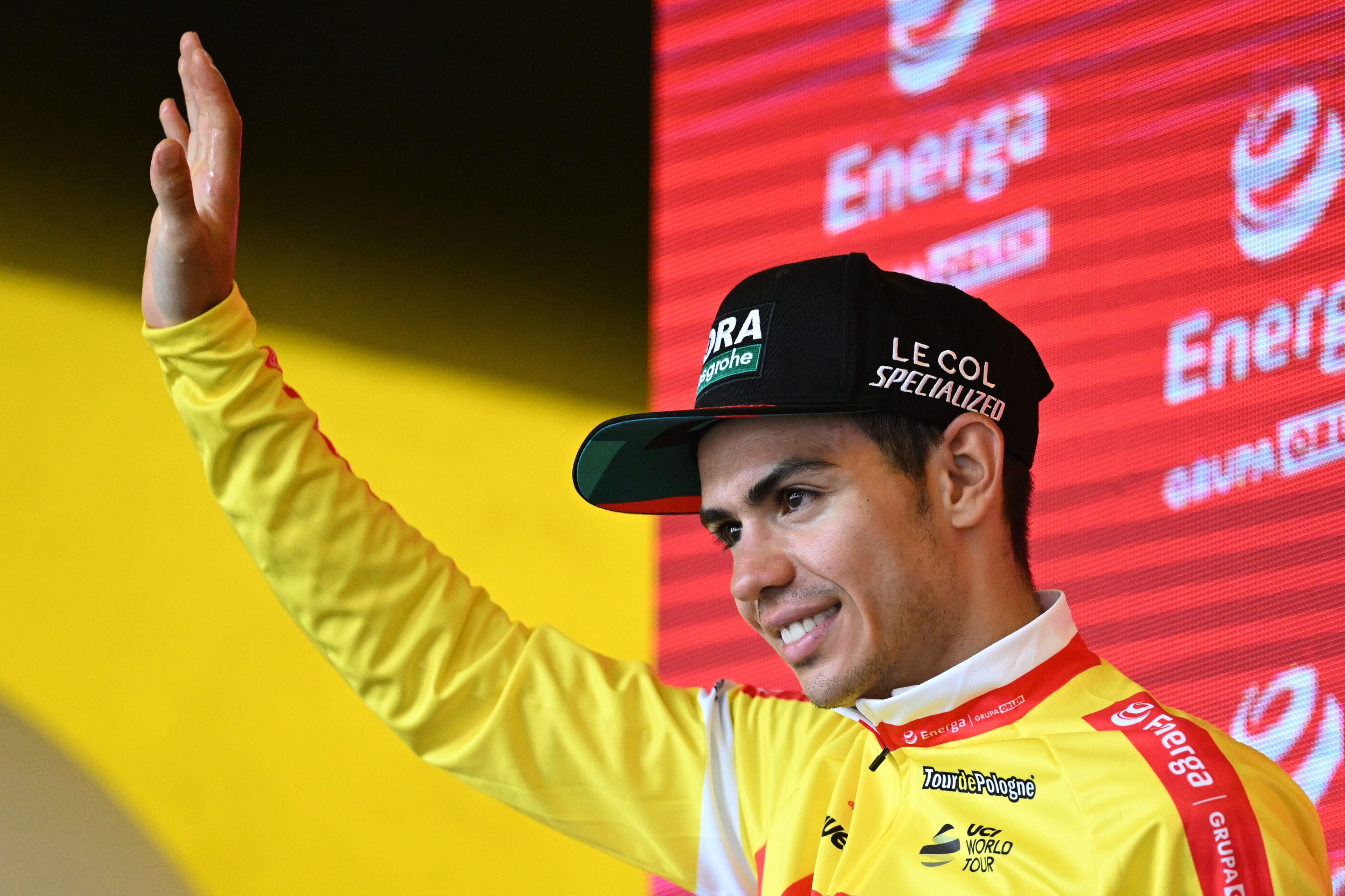 Rzeszow (Poland), 03/08/2022.- Colombian rider Sergio Higuita of the Bora-hansgrohe team celebrates on the podium after retaining the overall leader's yellow jersey following the 5th stage of the 79th Tour de Pologne 2022 cycling race over 178.1km from Lancut to Rzeszow, Poland, 03 August 2022. (Ciclismo, Polonia) EFE/EPA/Darek Delmanowicz POLAND OUT