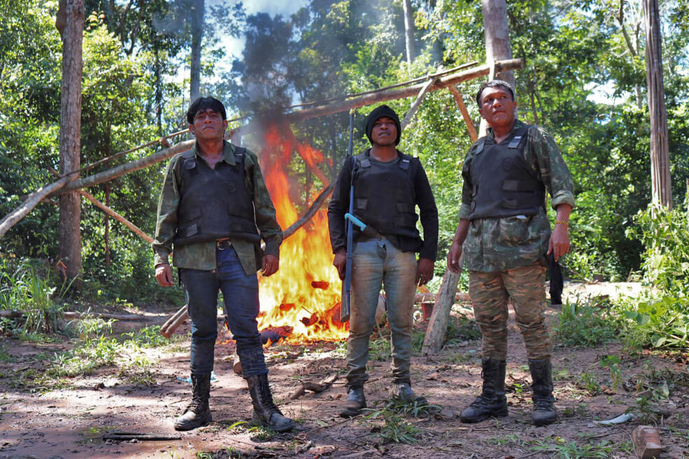 En esta foto de Survival International aparecen de izquierda a derecha: Laercio Guajajara, Paulo Paulino Guajajara (muerto) y  Olimpio Guajajara, miembros del grupo "Guardianes de la Selva". / AFP - Survival International