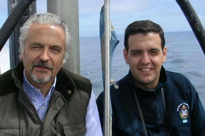 Jorge Bergallo (izquierda), junto con su hijo, Jorge Ignacio Bergallo (derecha), uno de los tripulantes del desaparecido submarino argentino ARA San Juan. (Cedida por Jorge Bergallo)