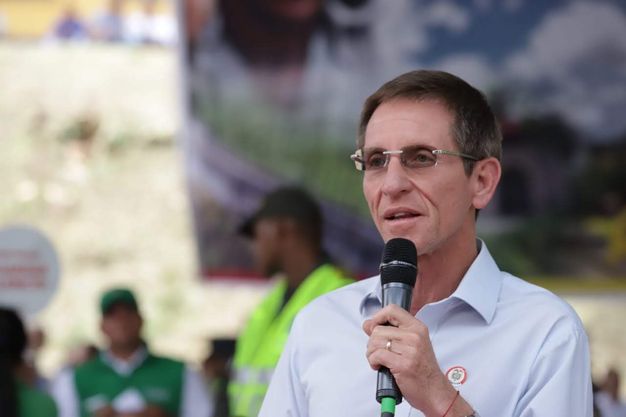 Emilio José Archila, alto consejero para el Posconflicto.CortesíaEn este propósito se debe focalizar el trabajo. Es preciso que nos concentremos en las zonas más afectadas que a la vez son aquellas en que se presentan las características que las hacen propicias para alojar a los violentos e ilegales. Esto para proteger esas zonas, pero también para cuidar a las otras partes del país. La violencia que se ha arrinconado en esas partes, nos ha causado daño en toda Colombia.
