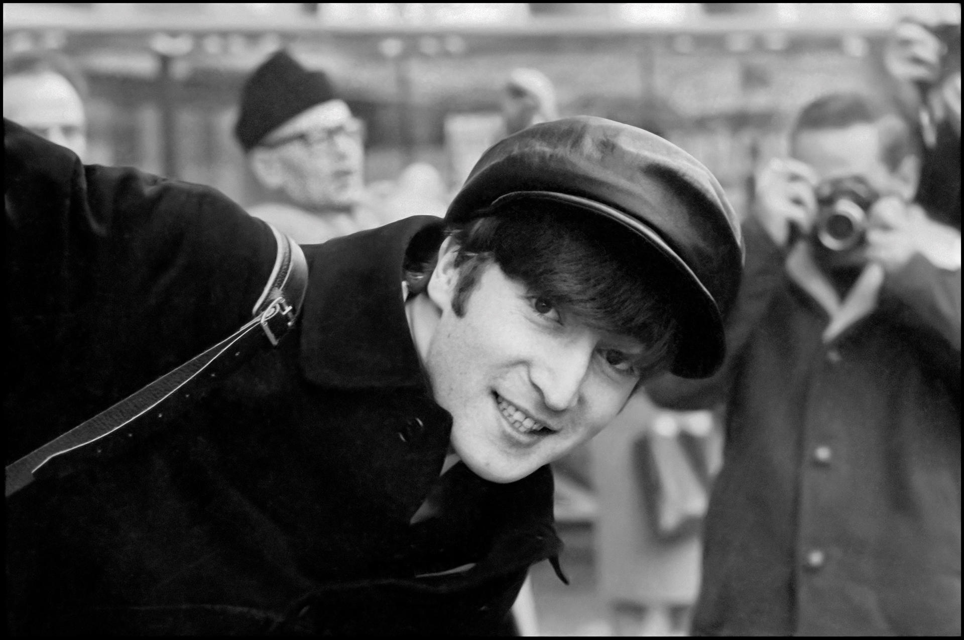 GRAF6942. LONDRES (REINO UNIDO), 11/08/2025.- Fotografía tomada por el cantante Paul McCartney de John Lennon en los Campos Elíseos de París, en 1964. Una exposición de fotografías tomadas por el cantante británico Paul McCartney durante los años 60, en sus inicios en la banda 'The Beatles', se inaugura este 28 de agosto en Londres. La muestra 'Espejo Retrovisor: Liverpool-Londres-París', disponible hasta el próximo 4 de octubre en la galería Gagosian de la capital británica, narra la historia de McCartney y ofrece "un relato íntimo" de los primeros pasos de la banda entre 1963 y principios de febrero de 1964. EFE/ Cortesía De Gagosian/SÓLO USO EDITORIAL/SÓLO DISPONIBLE PARA ILUSTRAR LA NOTICIA QUE ACOMPAÑA (CRÉDITO OBLIGATORIO)