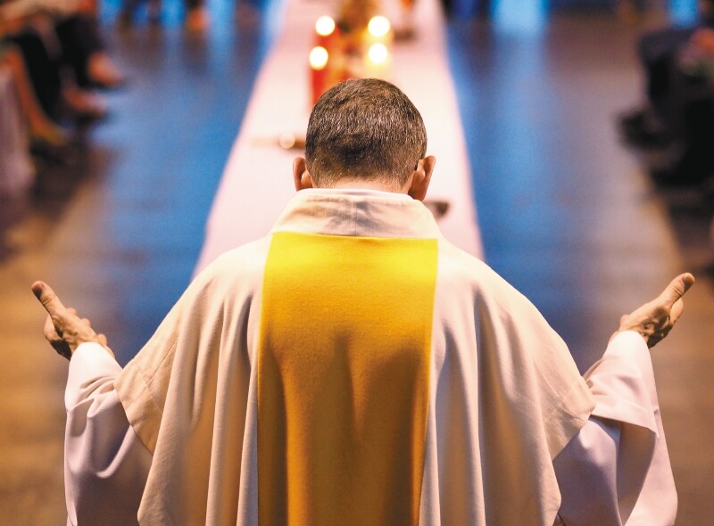 ¿Debe la iglesia católica revelar detalles de la suspensión a 19 curas colombianos por denuncias de abuso sexual?