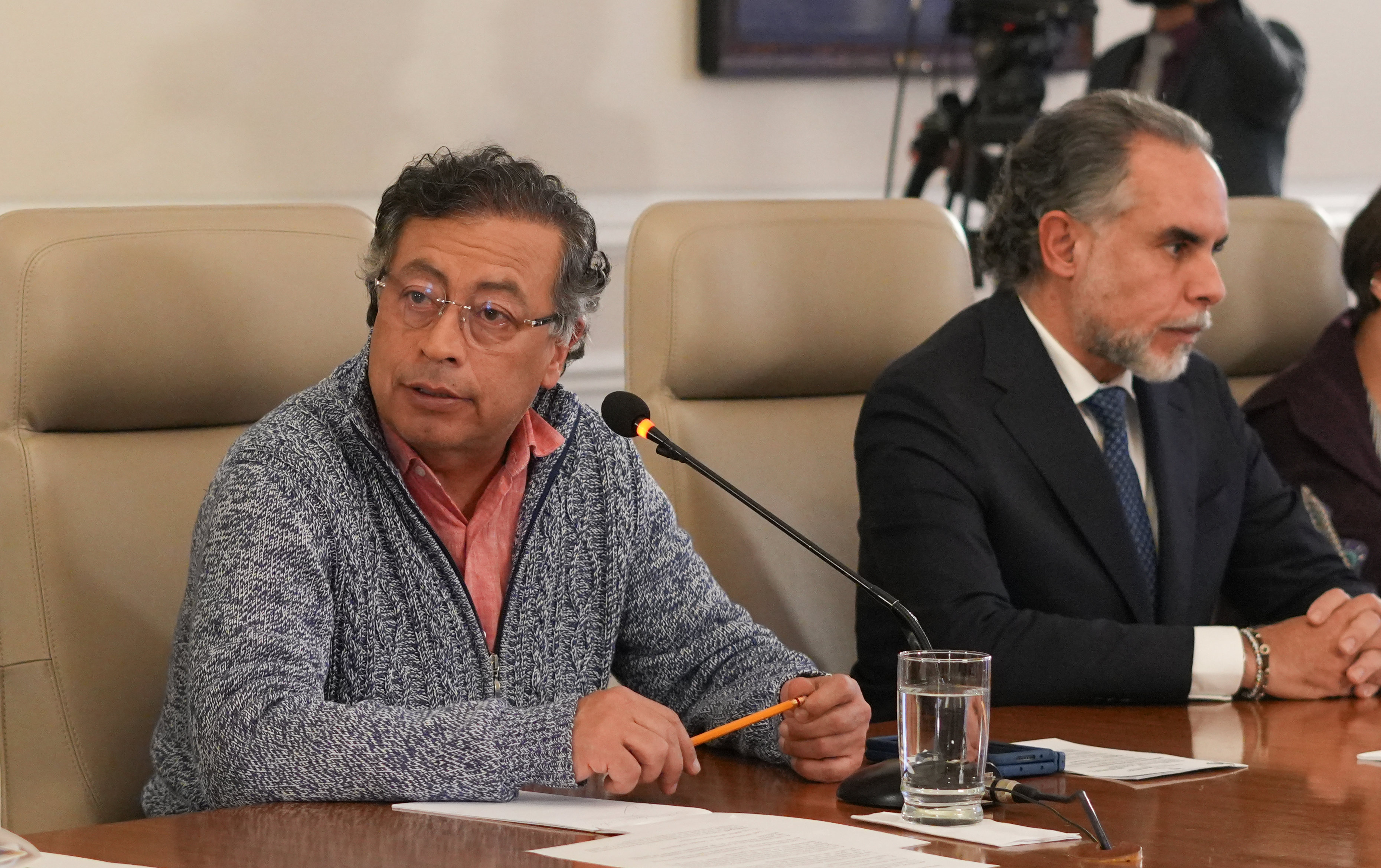 AME6346. BOGOTÁ (COLOMBIA), 03/03/2025.- Fotografía cedida por la Presidencia de Colombia del mandatario colombiano, Gustavo Petro (i) y el ministro del Interior Armando Benedetti durante un consejo de ministros transmitido al país por televisión y redes sociales este lunes, en Bogotá (Colombia). Petro presentó un plan para la recuperación del Catatumbo que incluye la erradicación de 25.000 hectáreas de matas de coca, equivalentes a casi la mitad de los cultivos ilícitos existentes en esa región fronteriza con Venezuela y azotada por la violencia. EFE/ Presidencia de Colombia /SOLO USO EDITORIAL NO VENTAS/SOLO DISPONIBLE PARA ILUSTRAR LA NOTICIA QUE ACOMPAÑA (CRÉDITO OBLIGATORIO)