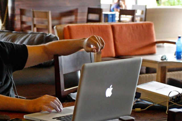 Hombre vende todo por Internet, menos a su esposa
