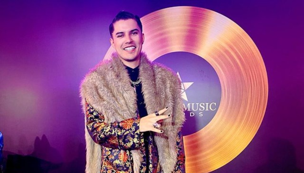 Cantante Dennis Fernando se salvó ser aplastado por un árbol: le dejó grave herida