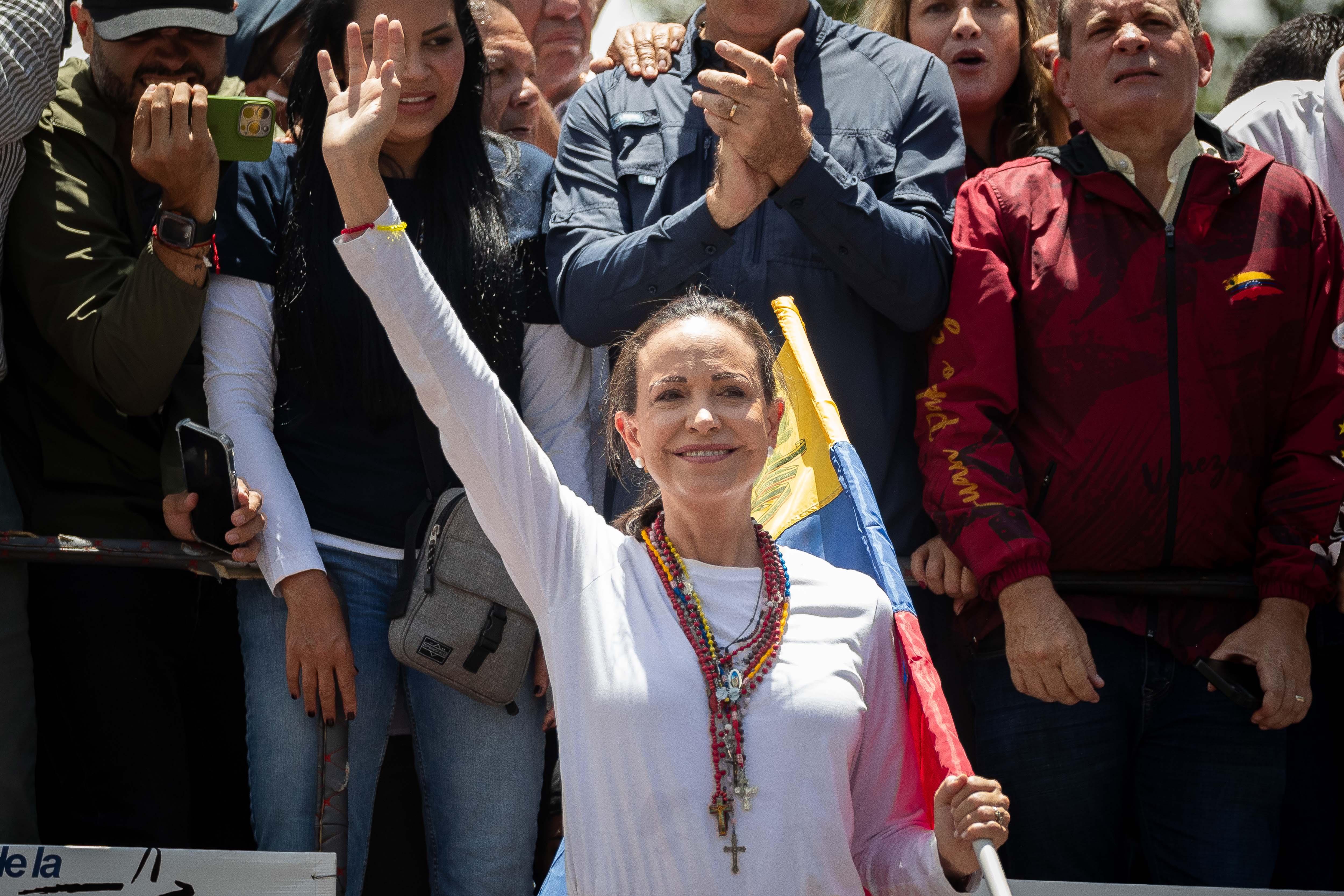 AME9842. CARACAS (VENEZUELA), 12/08/2024.- Fotografía del 3 de agosto del 2024 donde se observa a la líder opositora venezolana María Corina Machado saludando en una manifestación de apoyo al candidato a la presidencia de Venezuela Edmundo González, en Caracas (Venezuela). Machado está convencida de que Edmundo González Urrutia tomará juramento como nuevo jefe de Estado el 10 de enero de 2025, cuando comienza el nuevo período de Gobierno, pese a la proclamación de Nicolás Maduro como ganador de las elecciones del 28 de julio, un triunfo cuestionado dentro y fuera del país. EFE/ Ronald Peña R.
