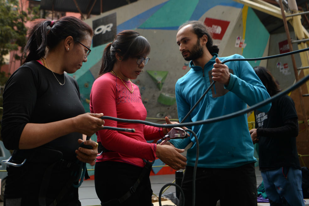 Tímida apertura a las mujeres