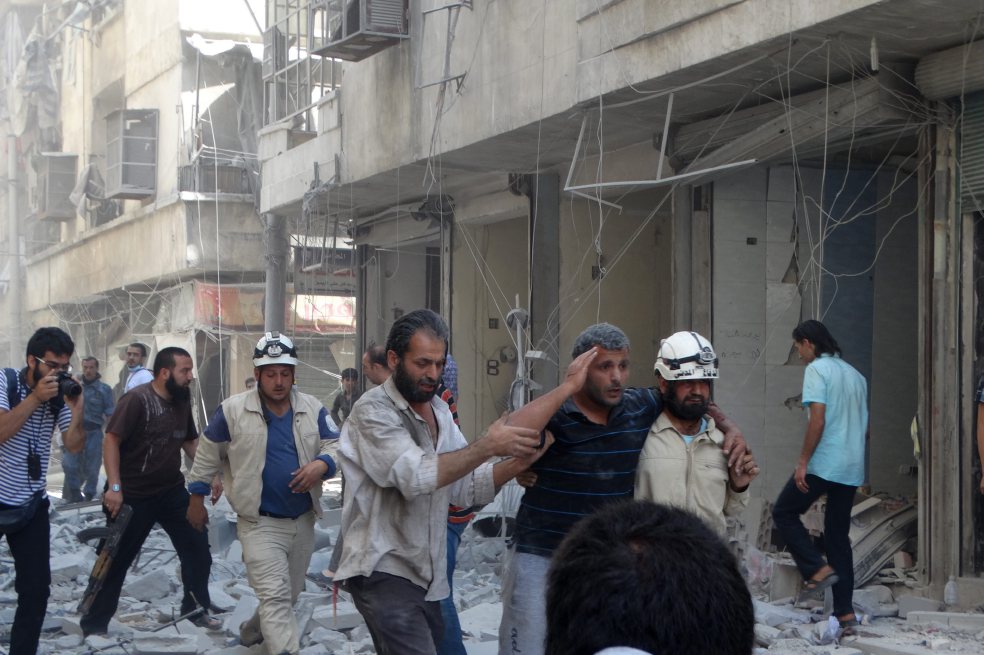 Esta escena del jueves, cuando un bombardeo mató a 53 personas, se repite a diario en Alepo.  / EFE