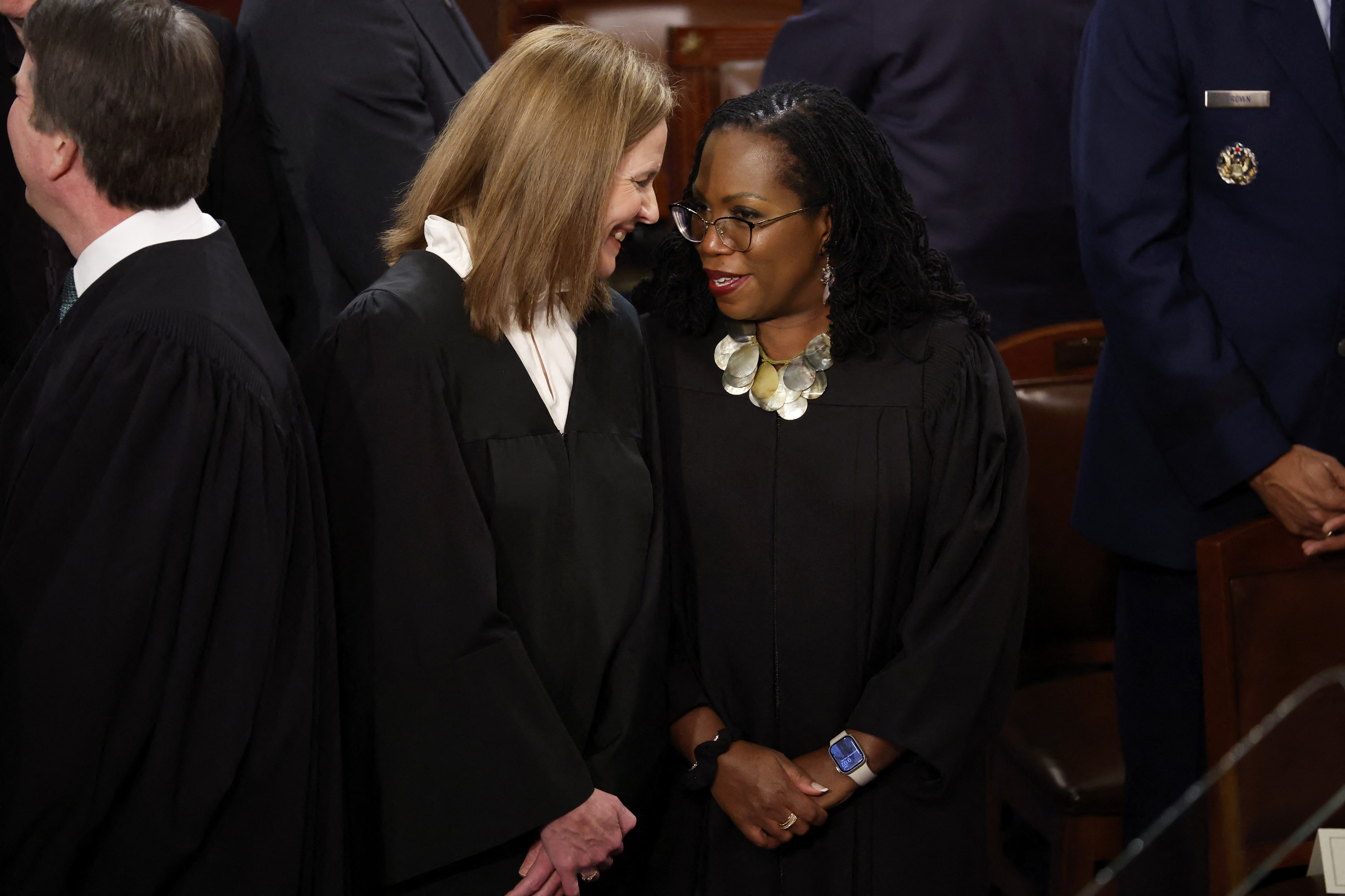 Ketanji Brown Jackson, la primera mujer negra en llegar a la Corte Suprema de Estados Unidos, y Amy Coney Barrett, la jueza conservadora que fue elegida por Donald Trump tras la muerte de Ruth Bader Ginsburg, conversaron antes de que comenzara la intervención de Joe Biden.