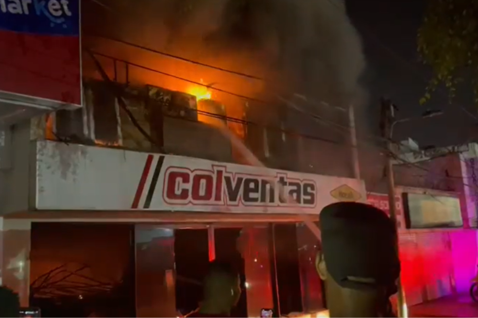 Video: incendio consumió almacén de electrodomésticos en Cartagena