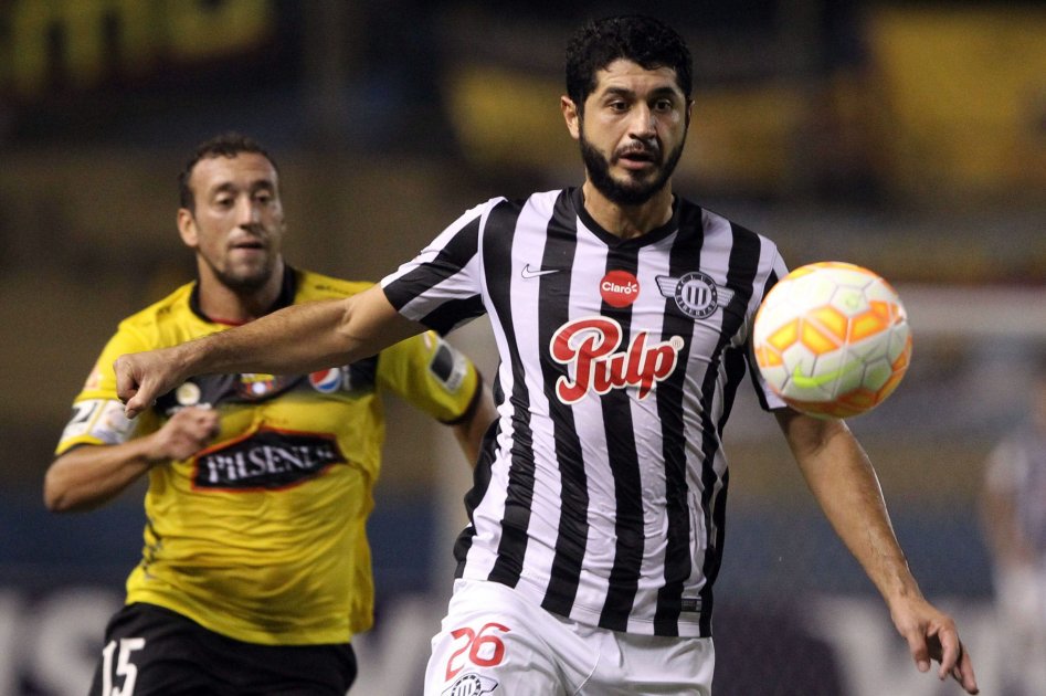 Libertad igualó 1-1 con Barcelona en Asunción. Foto: AFP