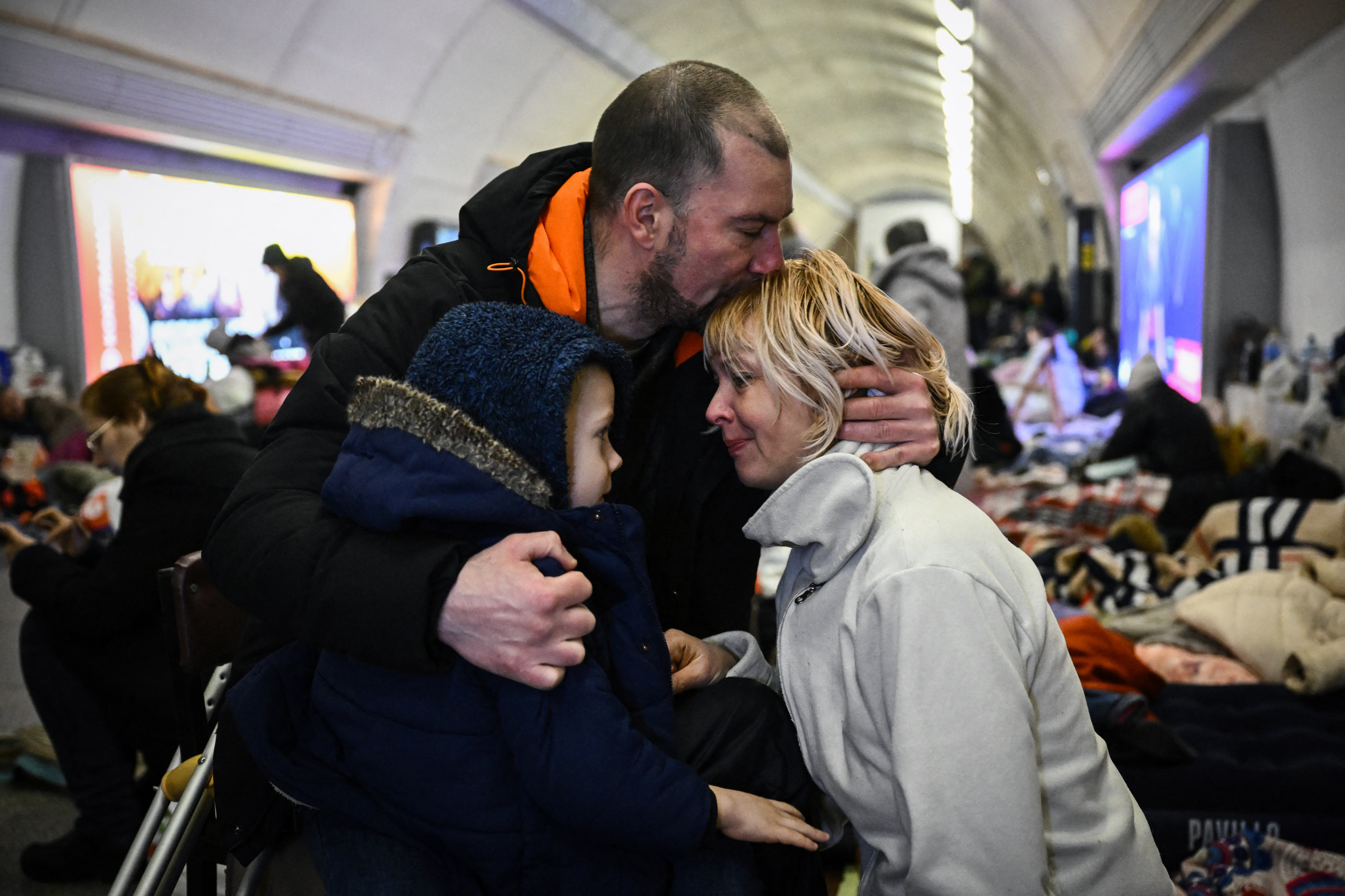 Ucrania: estaciones de metro refugian a 15.000 personas en Kiev