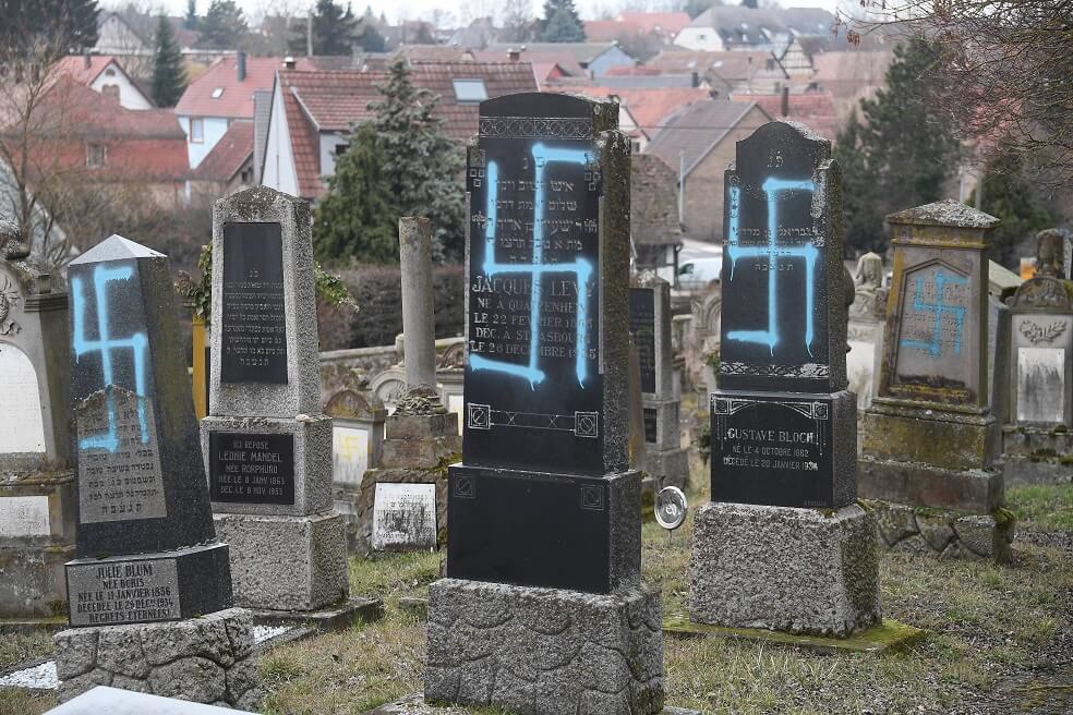 Ochenta tumbas de cementerio judío en Francia fueron profanadas