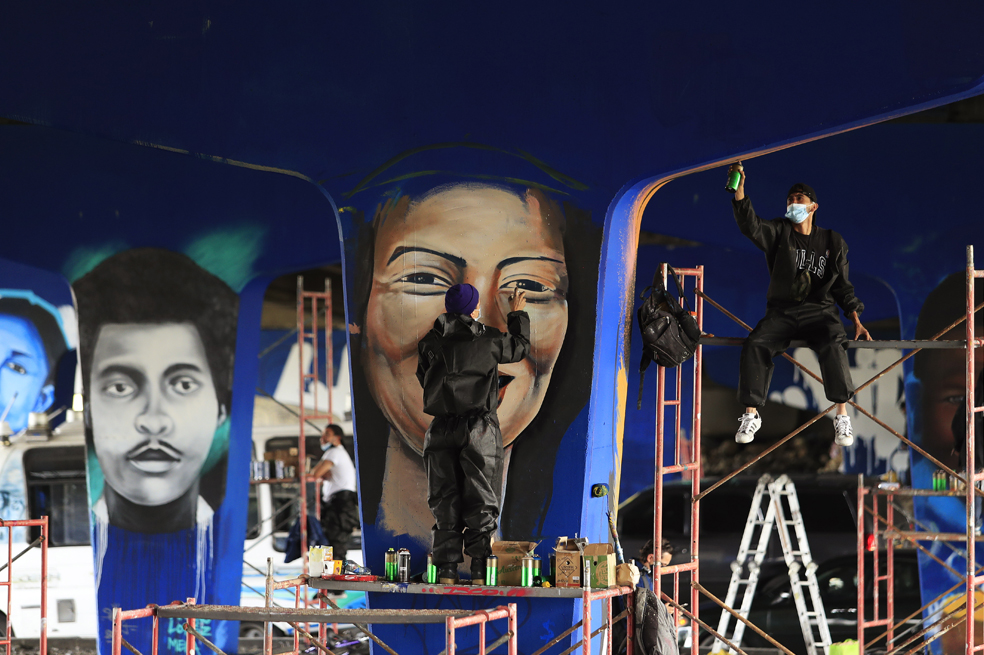 Grafiti en Bogotá homenajea a las víctimas de la violencia en el país