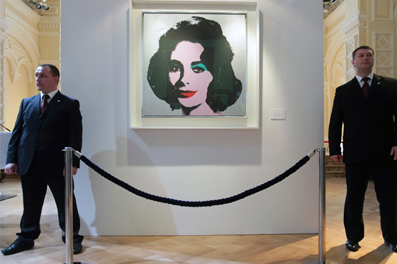Casi 400 prendas de Elizabeth Taylor serán subastadas en New York