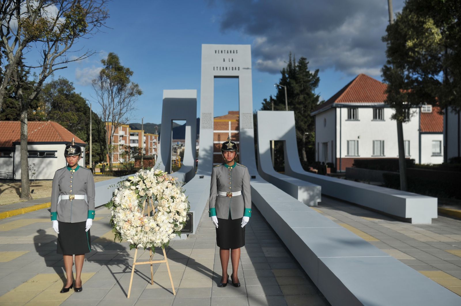 En conmemoración a las personas que perdieron la vida, se erigió un monumento en la escuela que rinde homenaje a su labor y servicio a la institución.