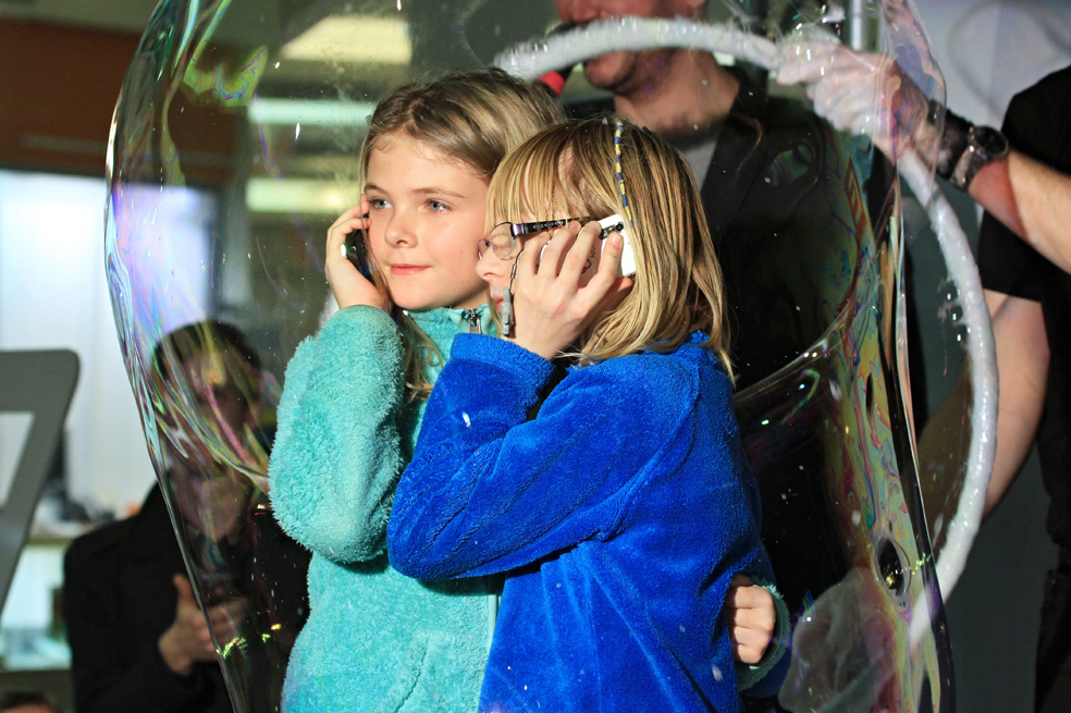 El récord de más personas hablando por celular en una burbuja