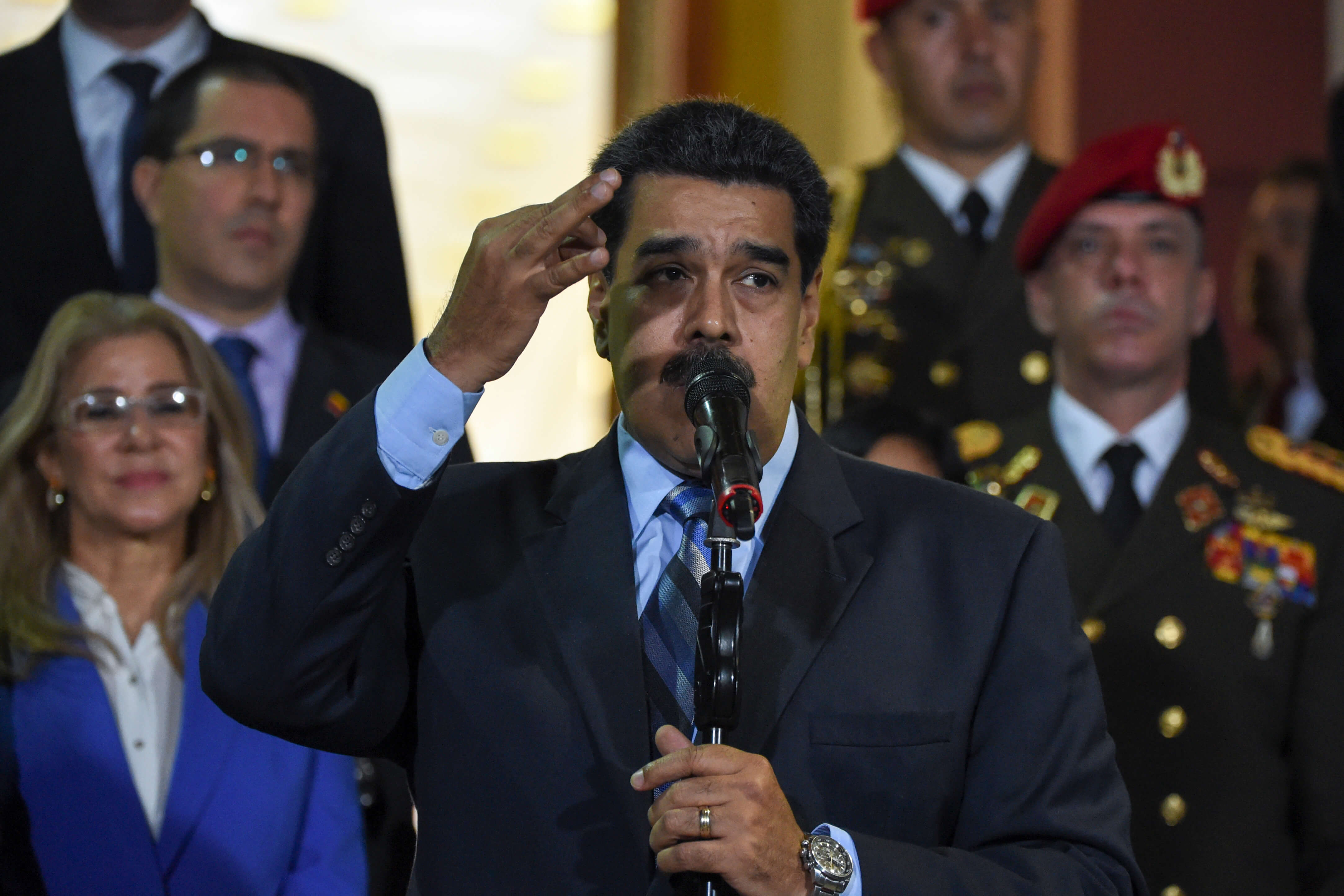 Maduro autoriza a Fuerzas Militares a responder «desde todos los espacios» a Iván Duque